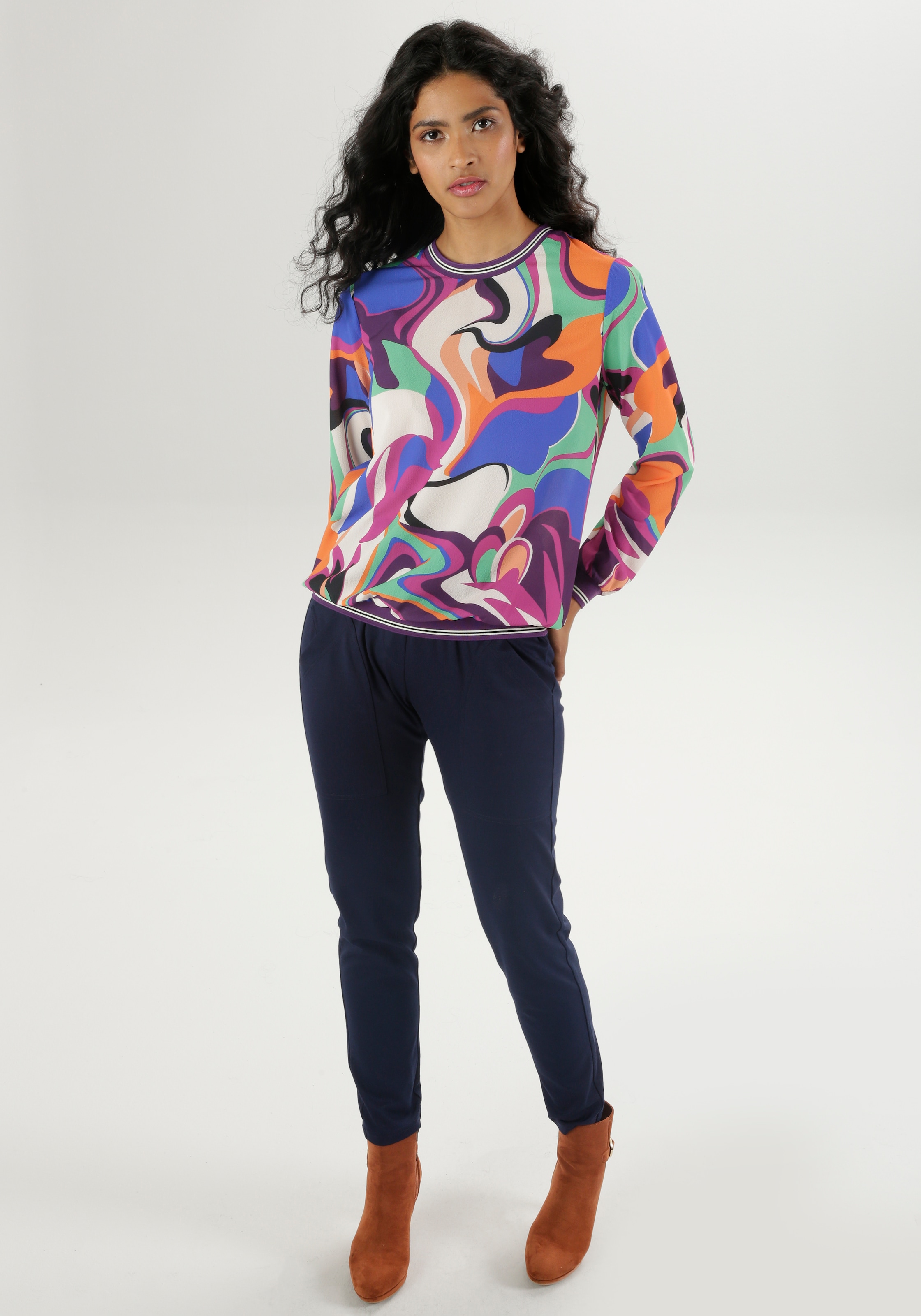 Aniston SELECTED Shirtbluse, mit farbenfrohem Print und Streifen auf den Bündchen