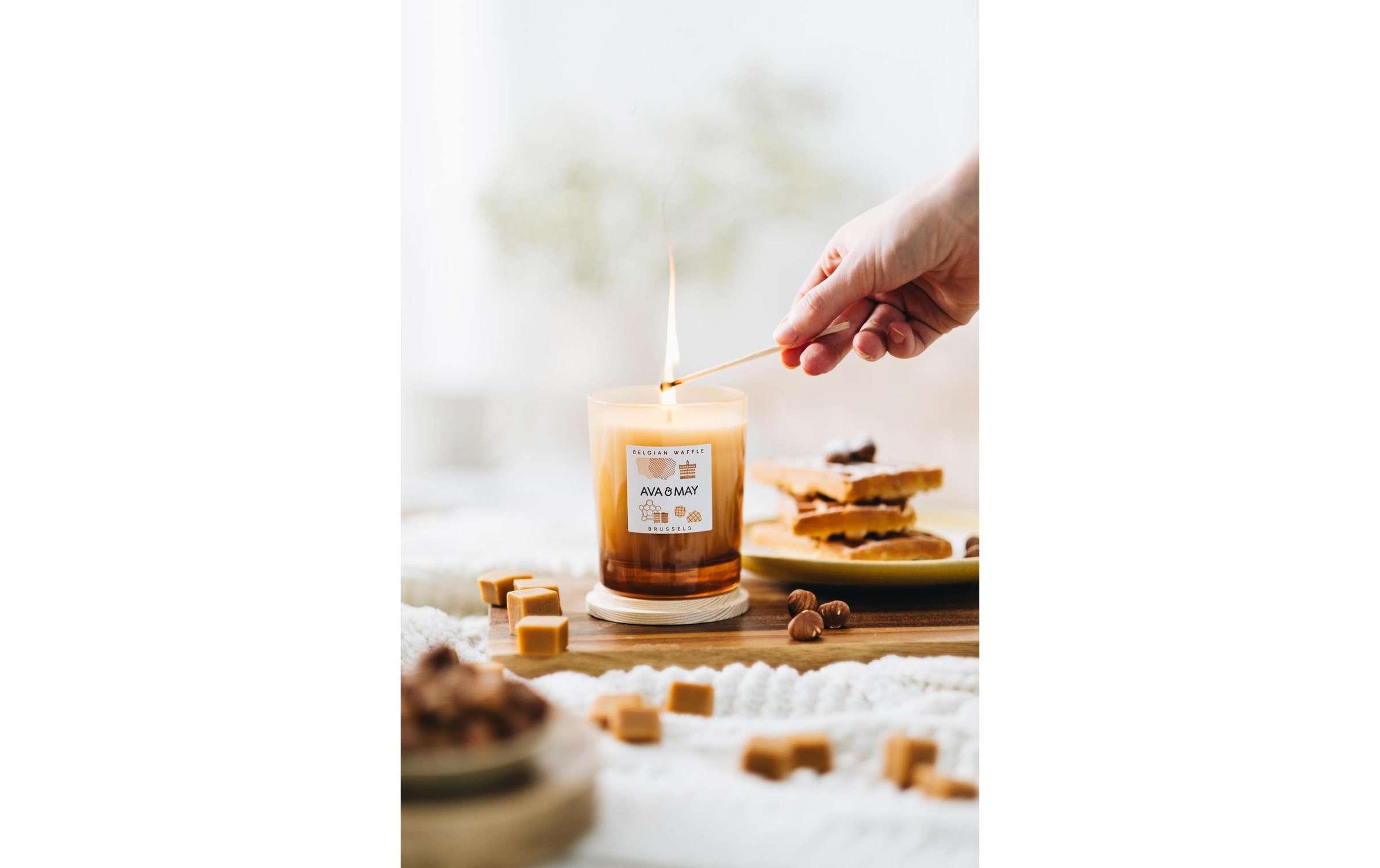AVA & MAY Duftkerze »Belgian Waffle 180 g«, Holzart: Buche (Schweden)