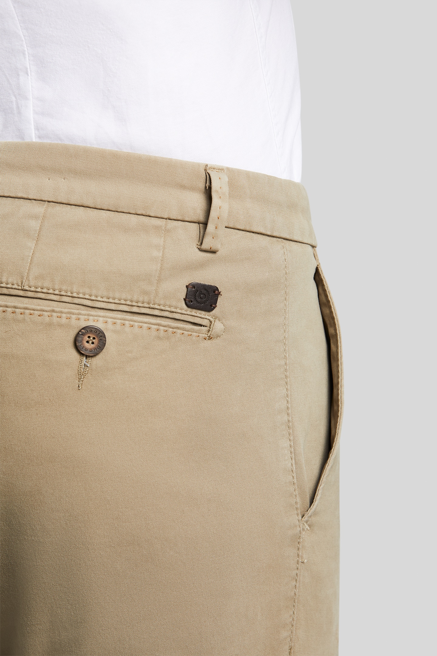 bugatti Chinohose, in einer Baumwollware