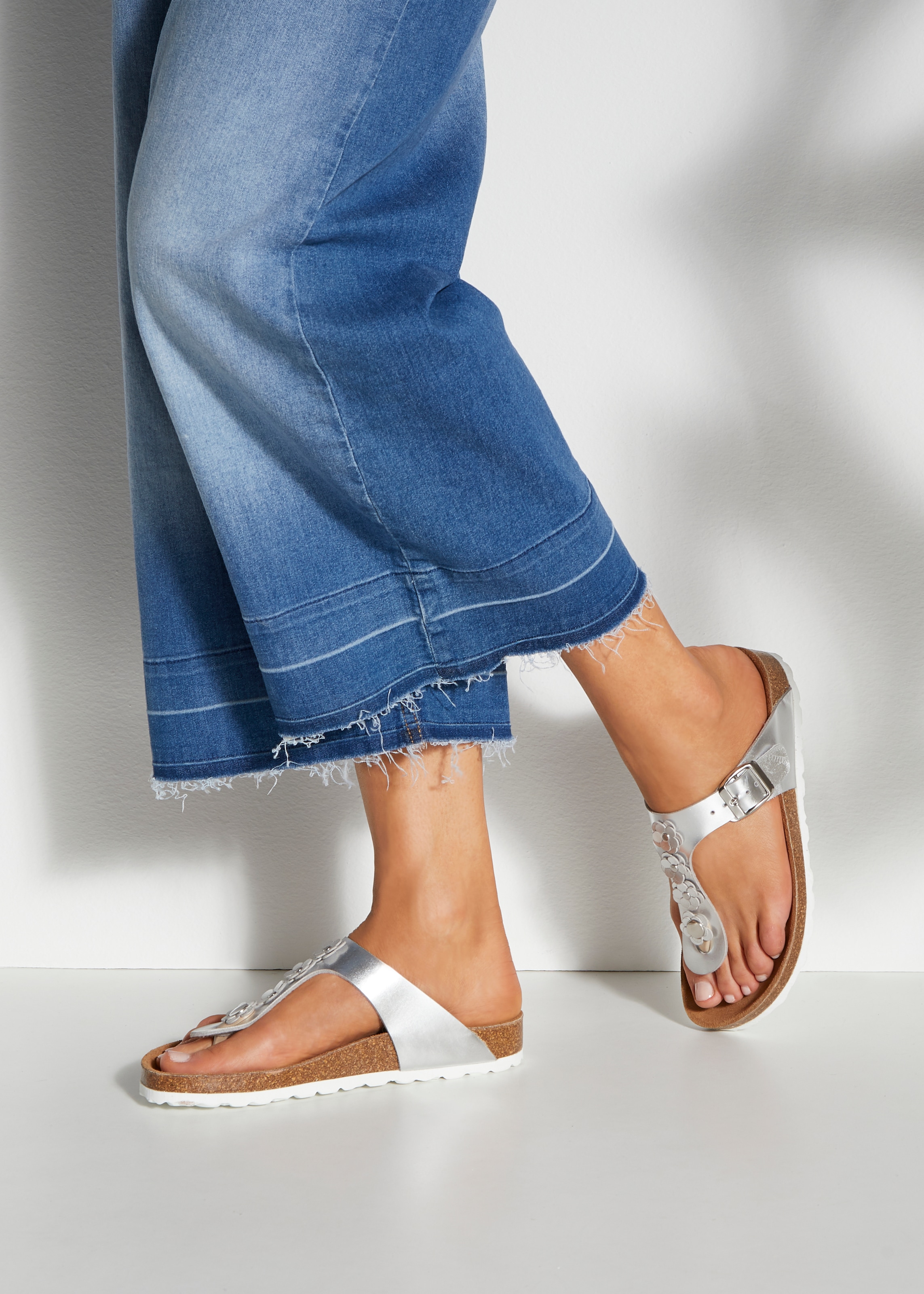 LASCANA Zehentrenner »Sandale, Pantolette, offener Schuh, Sommerschuh,«, mit modischer Applikation und Komfortkorkfussbett aus Leder