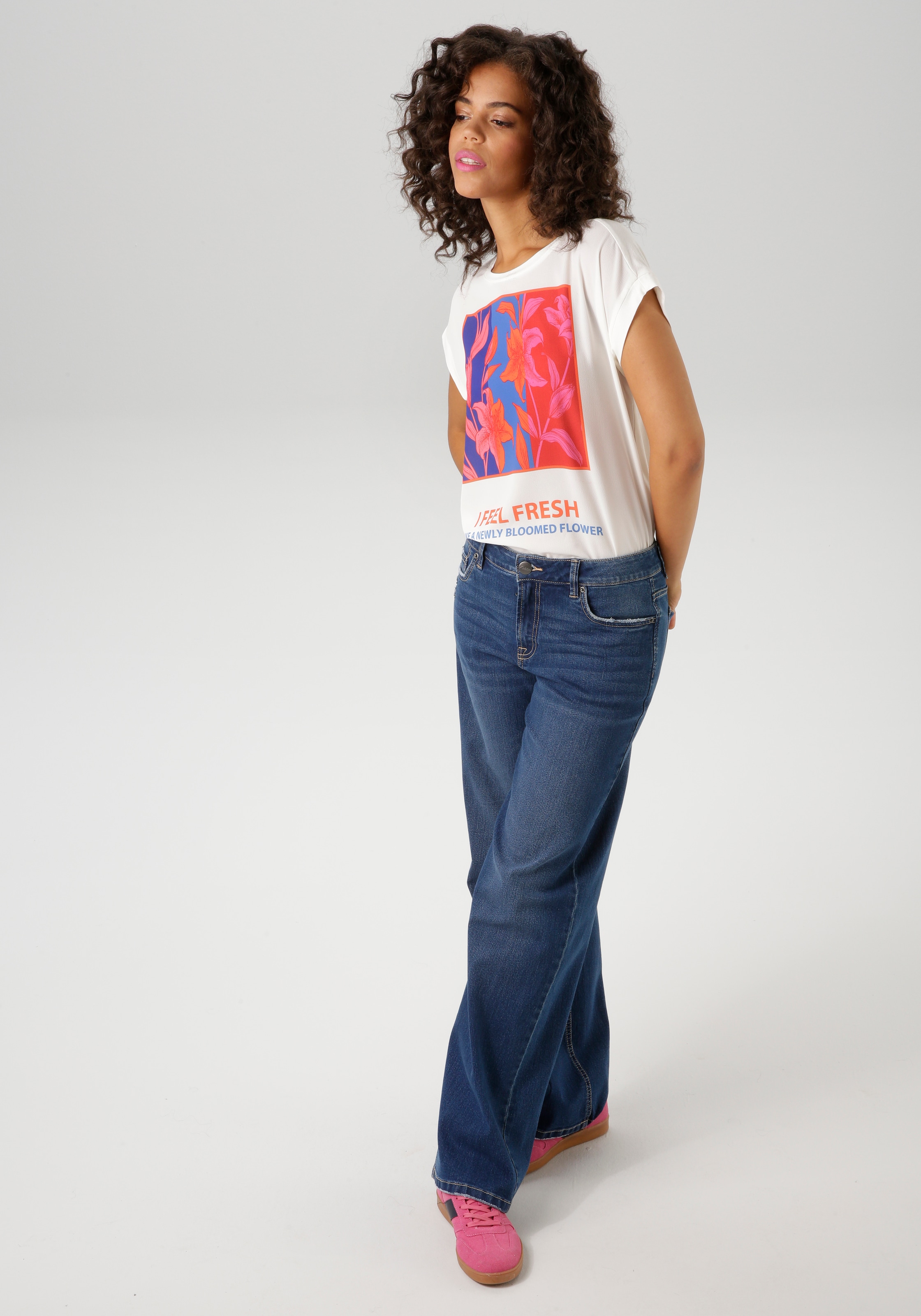 Aniston CASUAL Shirtbluse, mit kunstvollen Blumendruck und Statement-Schriftzug