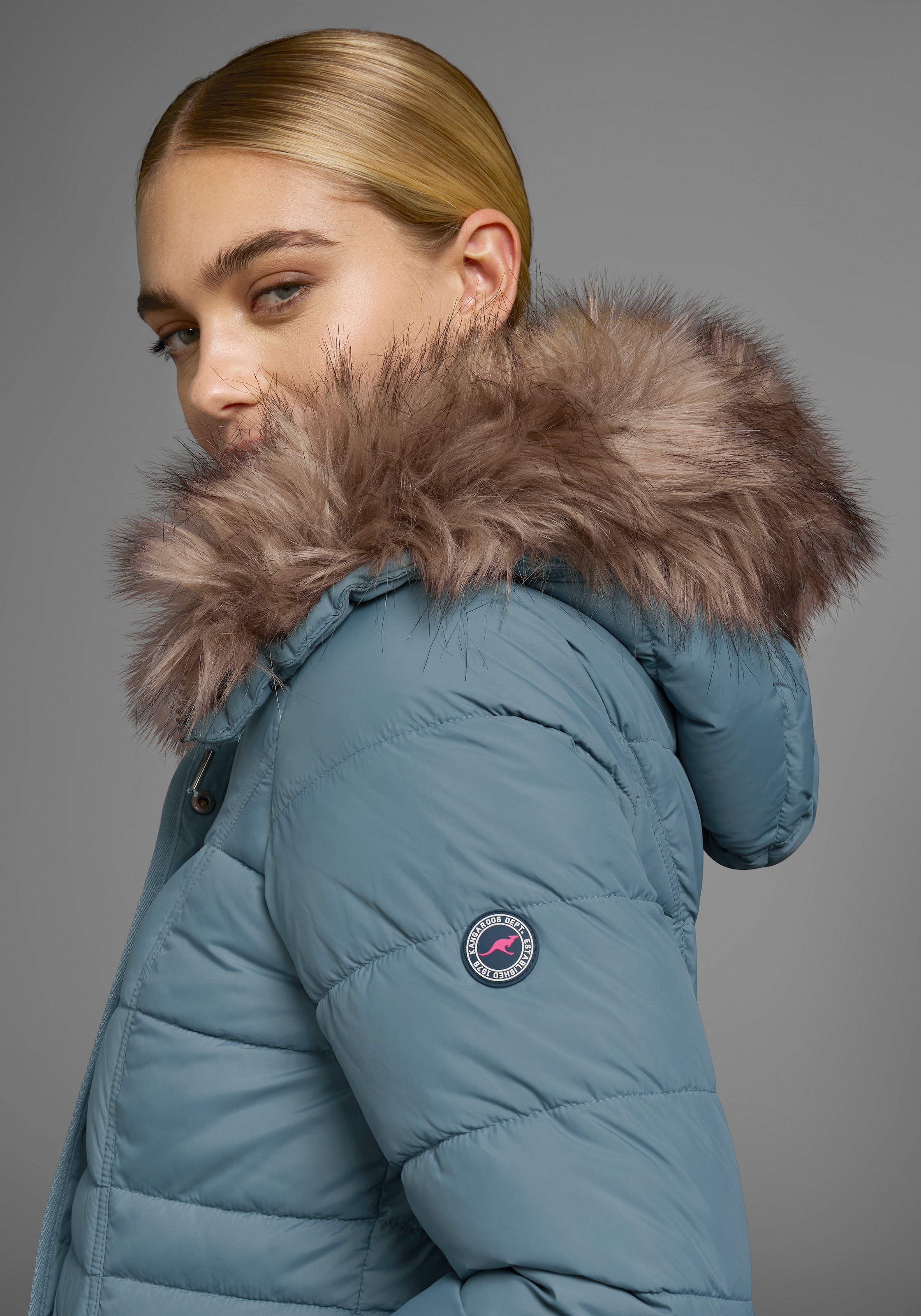 KangaROOS Steppjacke, mit Kapuze, figurbetonter Schnitt, mit Reissverschlusstaschen