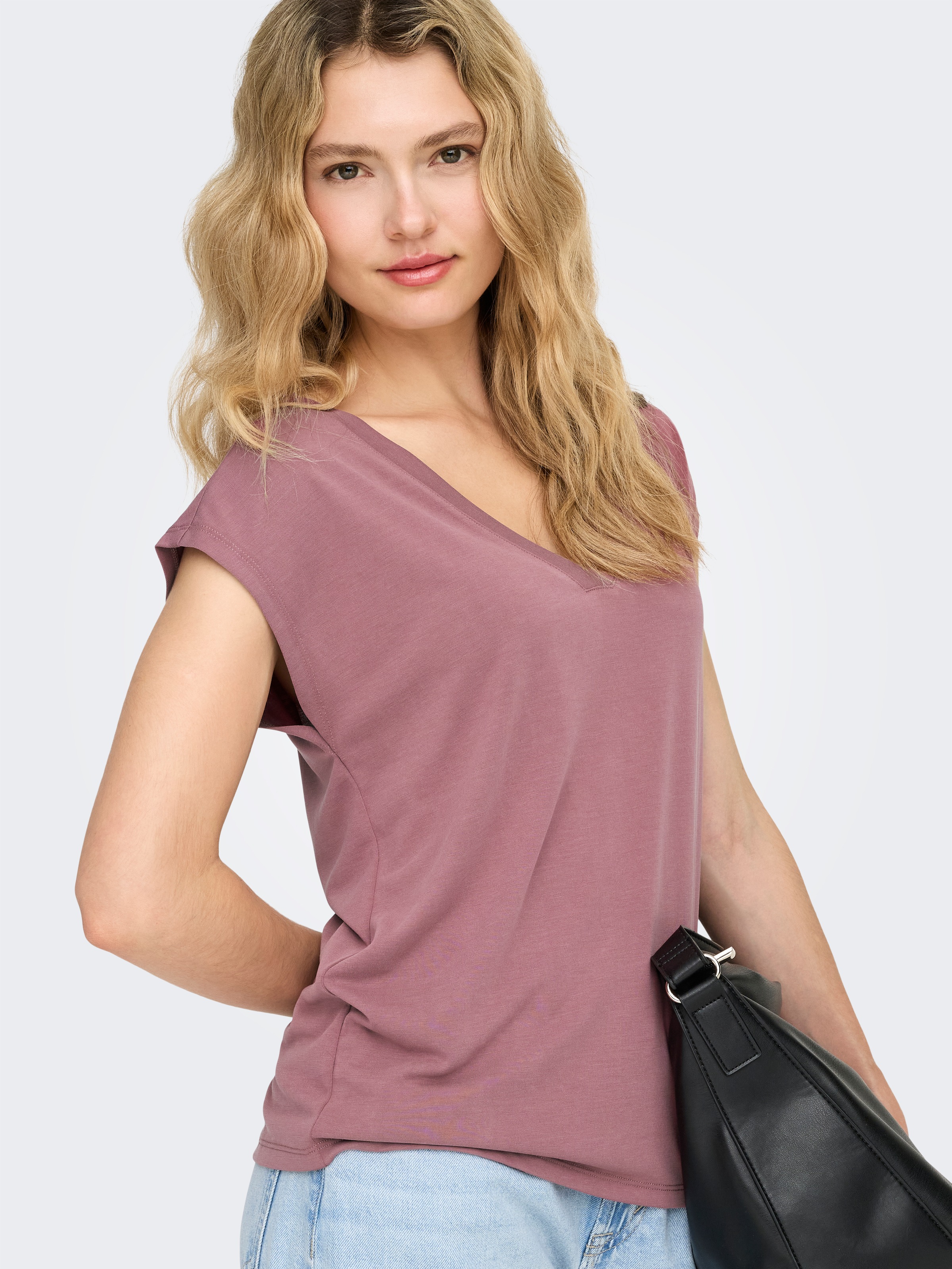 Image of ONLY V-Shirt "ONLFREE S/S MOD.V-NECK TOP JRS NOOS"