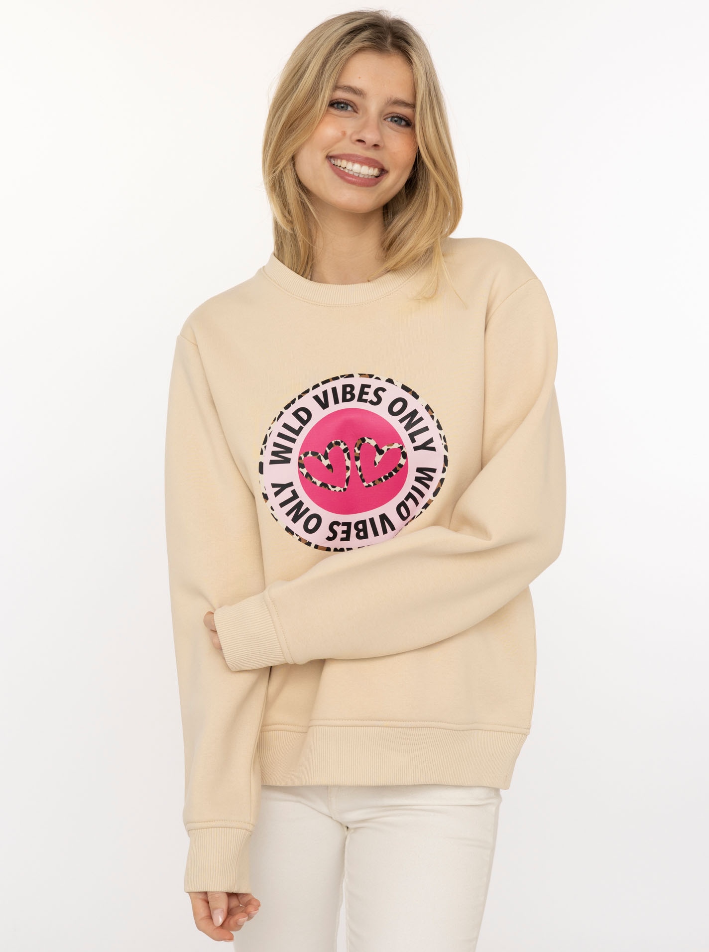 Image of Zwillingsherz Hoodie ""Wild Vibes"", Rundhals, runder Druck mit Leomuster und Schriftzug