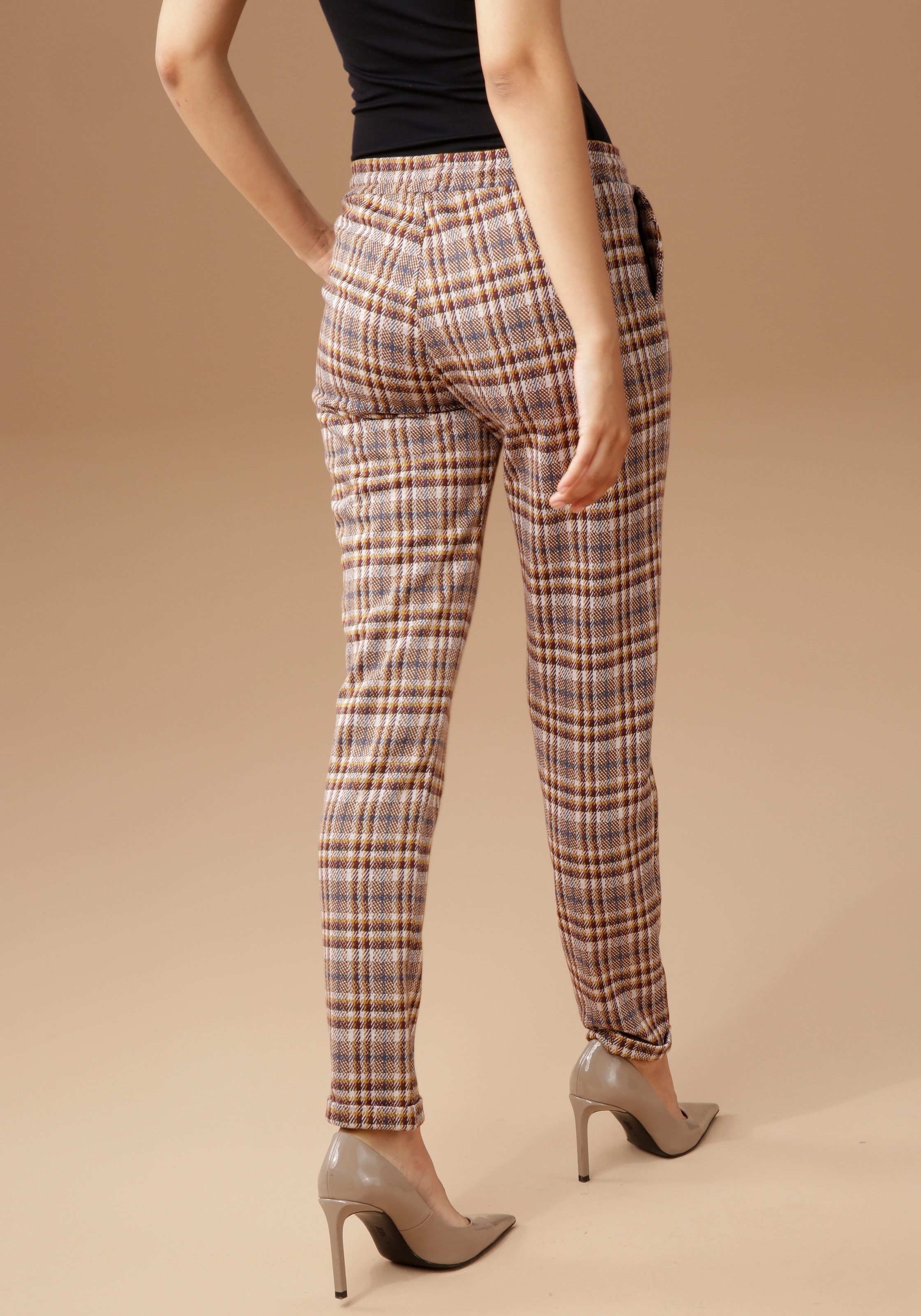 Aniston CASUAL Schlupfhose, mit trendfarbenem Karo-Dessin