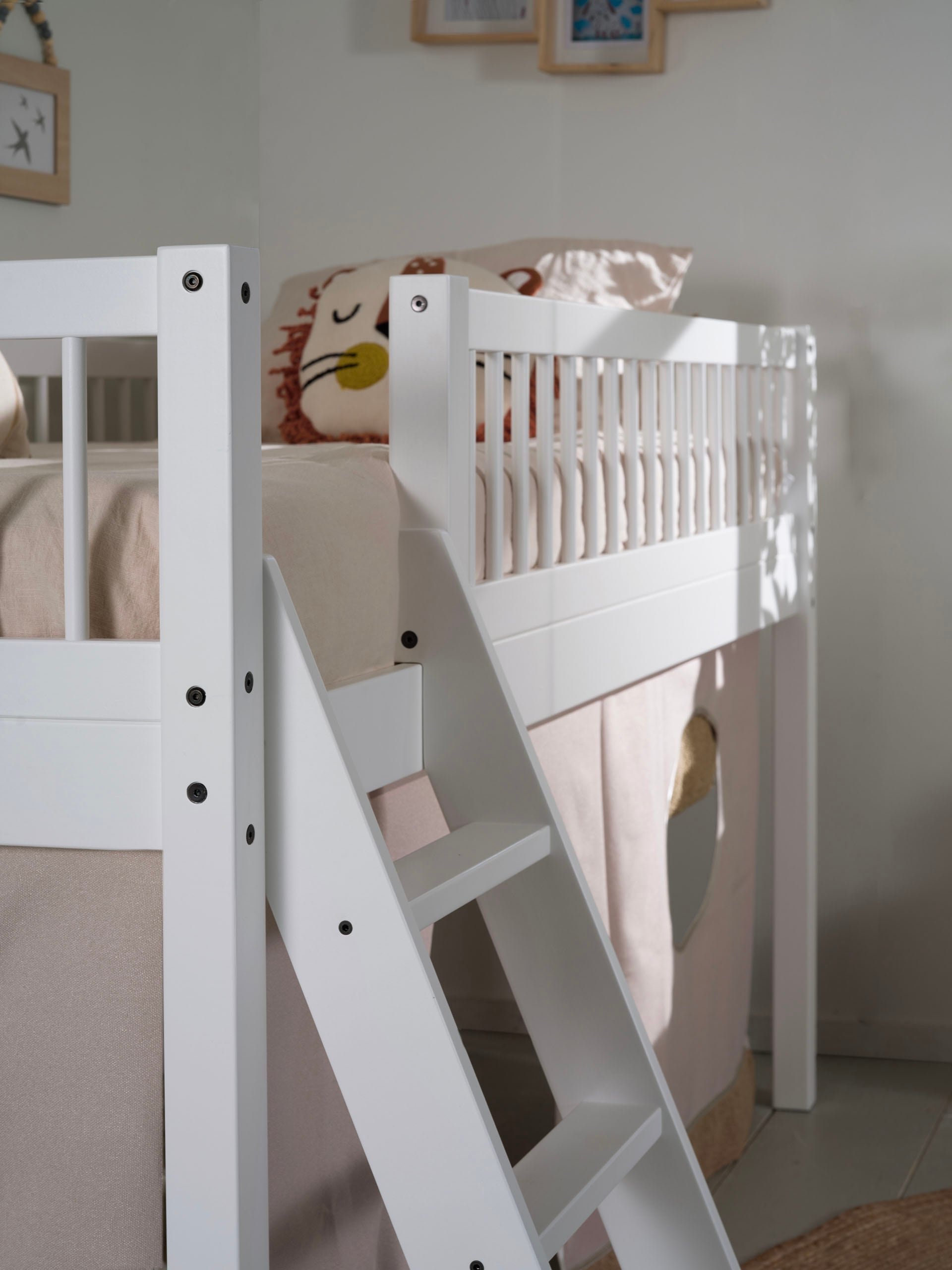 Vipack Spielbett »Forrest 90/200 aus massiver Buche weiss lackiert, inkl. Vorhang-Set« stabil gebaut mit umlaufenden Absturzschutz, Leiter und Rolllattenrost