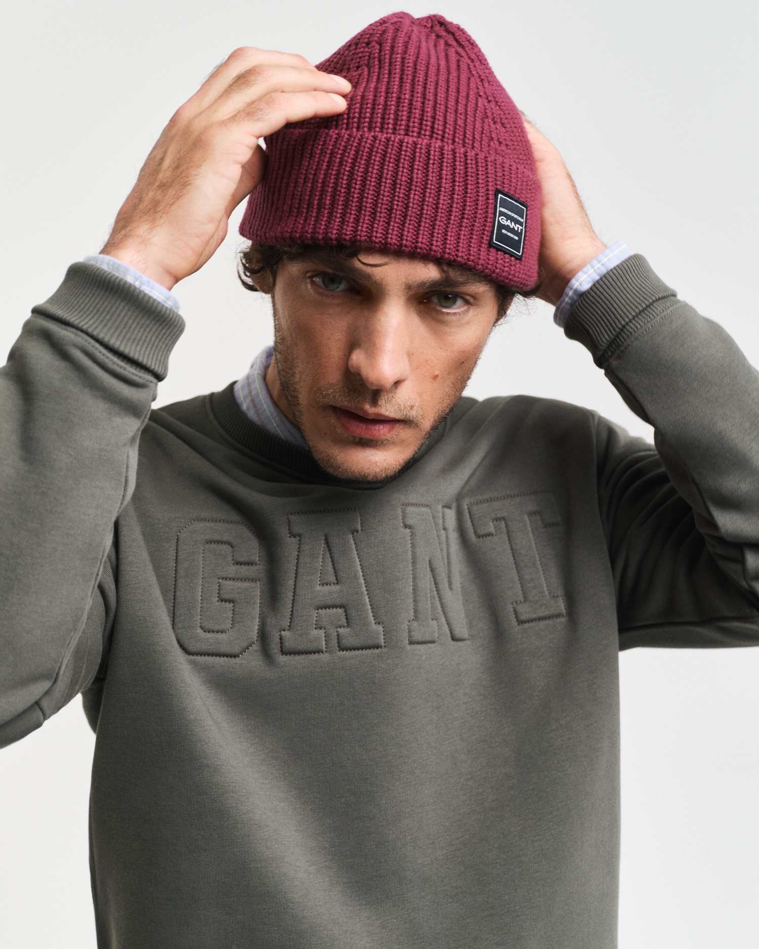 Gant Sweatshirt »EMBOSSED C-NECK SWEAT«, eine erhabene GANT-Grafikprägung auf der Brust