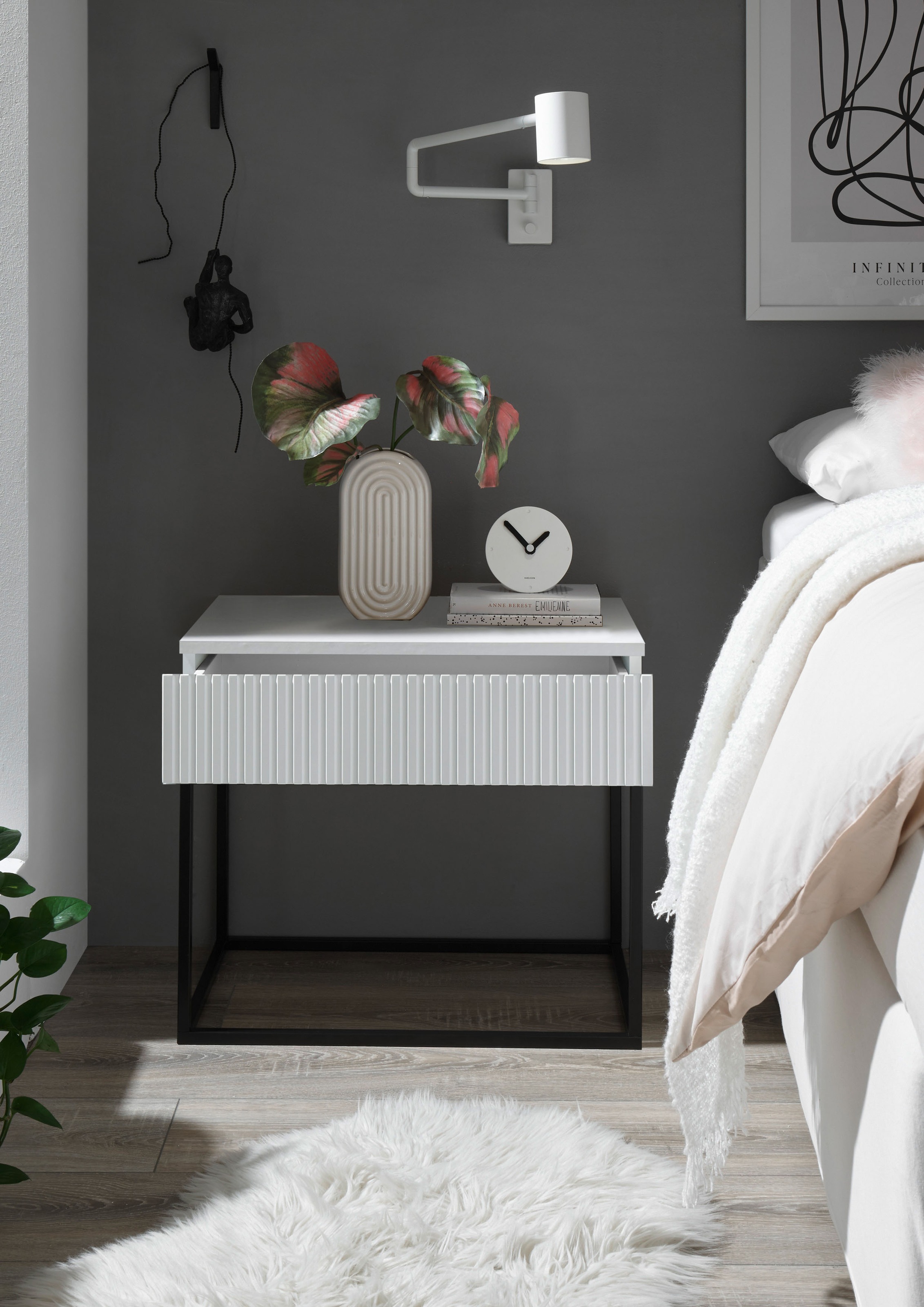 Schlafkontor Nachtkommode »Marle Nachtkonsole, Nachtkästchen auf Metall-Fussgestell« Schubkasten in Rillenoptik auf schwarzem Metallgestell