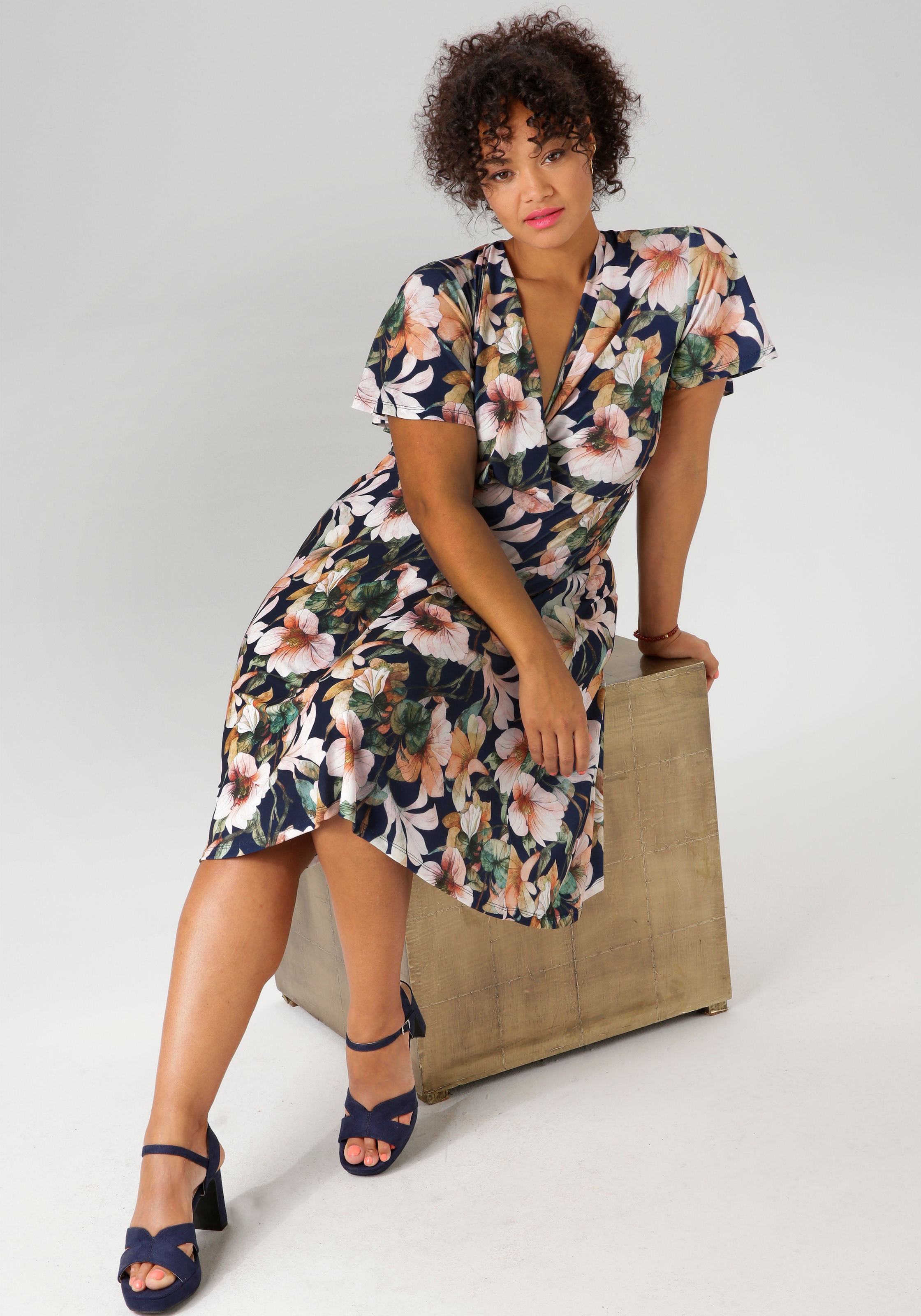 Aniston PLUS Jerseykleid, mit V-Ausschnitt in Wickeloptik