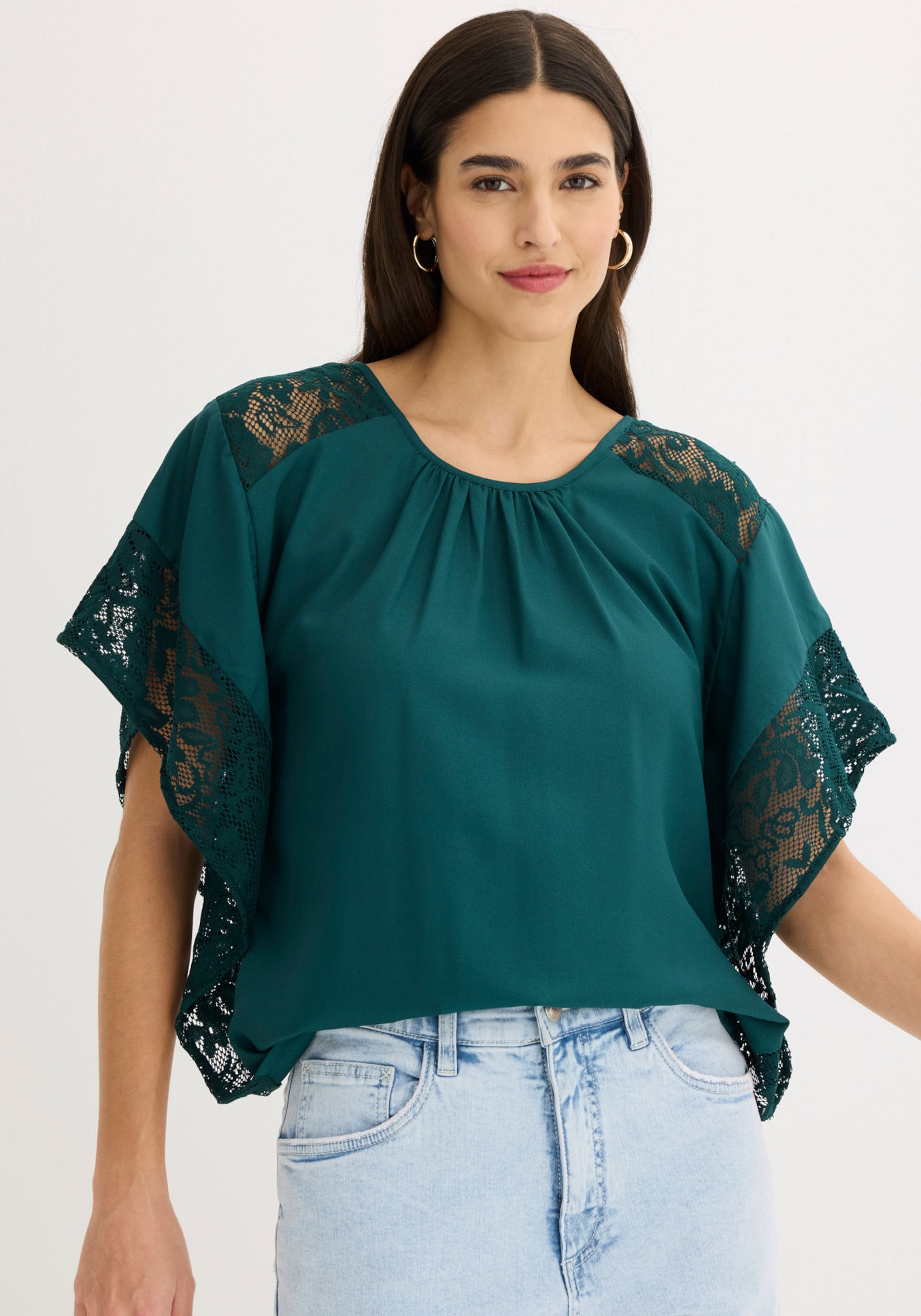bonprix Blouse à manches longues figurumspielende Passform, aus Polyester, mit Applikationen