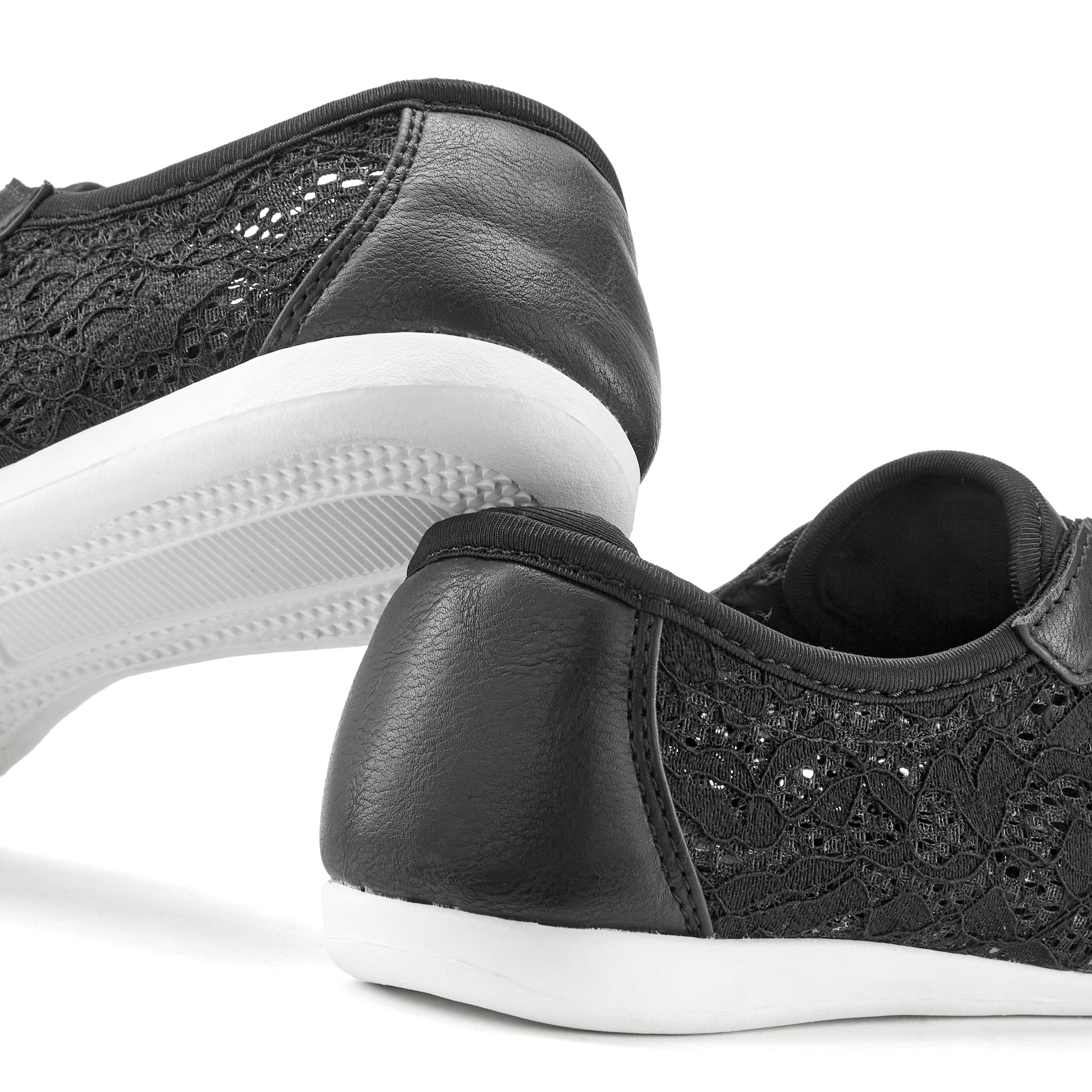 LASCANA Sneaker »Freizeitschuh, Halbschuh mit modischen Spitzendetails«, zum Reinschlüpfen mit elastischen Schnürbändern VEGAN