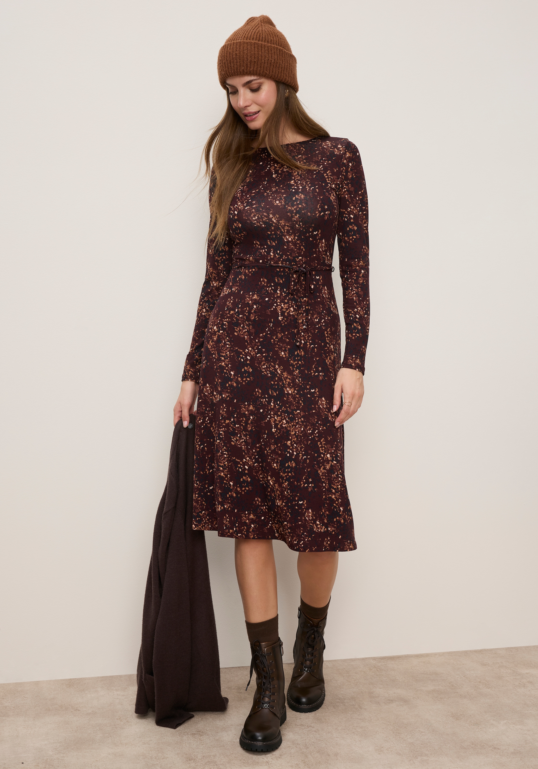Image of Tamaris Midikleid "mit taillierter Passform, kniebedeckende Länge, aus Jersey" mit femininem Muster