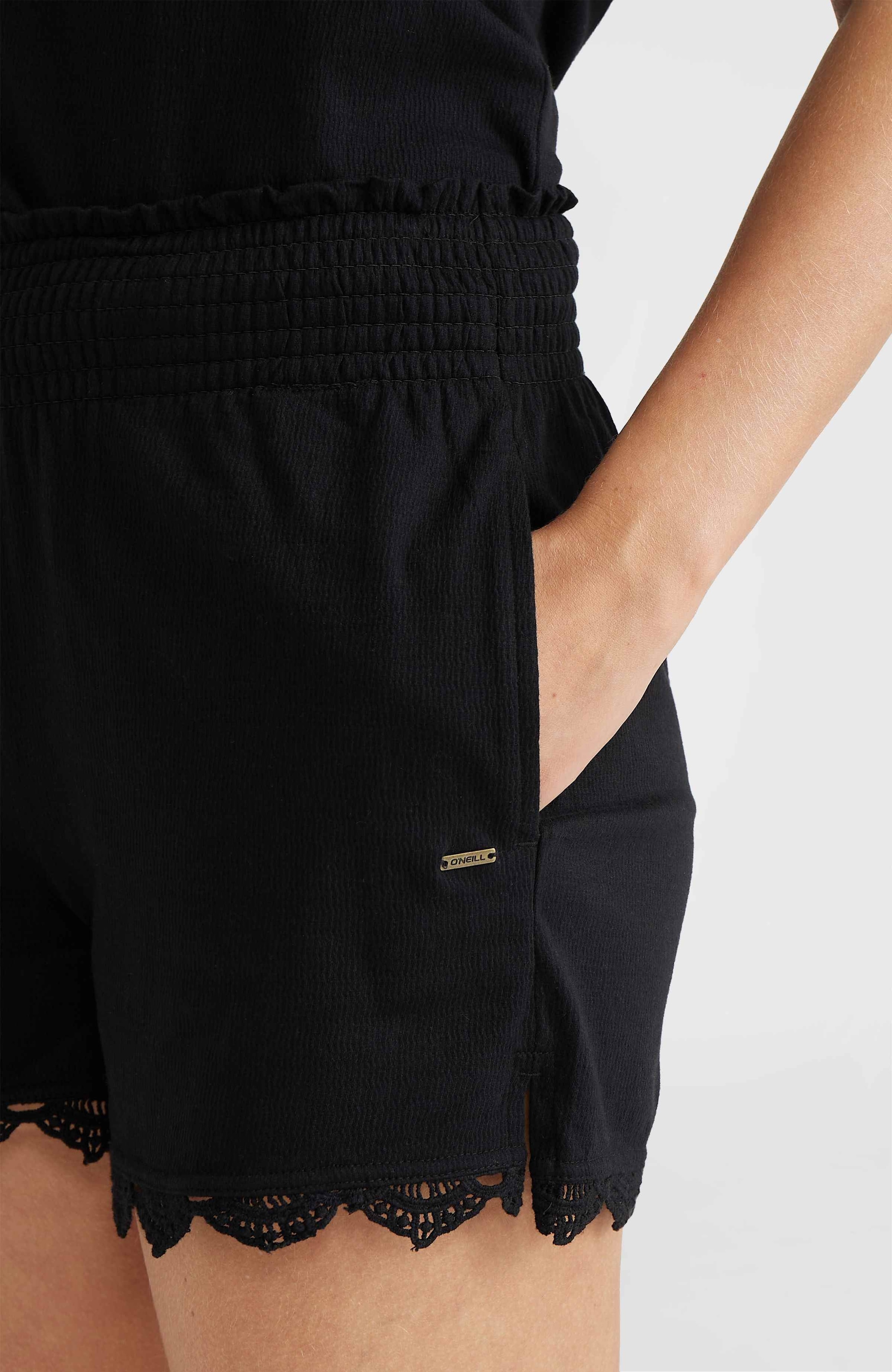 O'Neill Sweatshorts »ESSENTIALS AVA SMOCKED SHORTS«, mit Häkeldetails