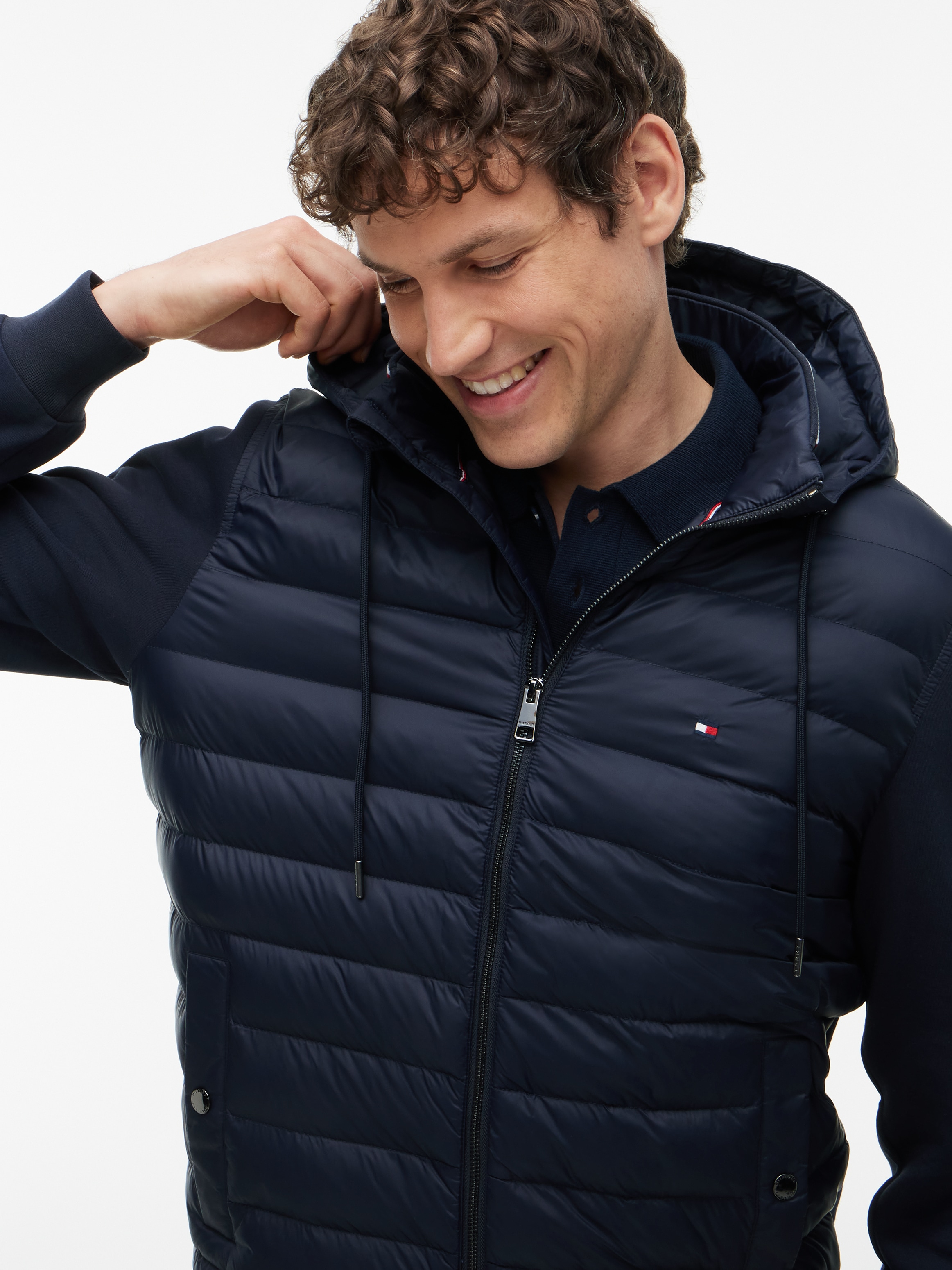 Tommy Hilfiger Veste matelassée »MIX MEDIA RWB REGULAR HOODED« avec capuche dos et manches en tissu sweat, coupe normale