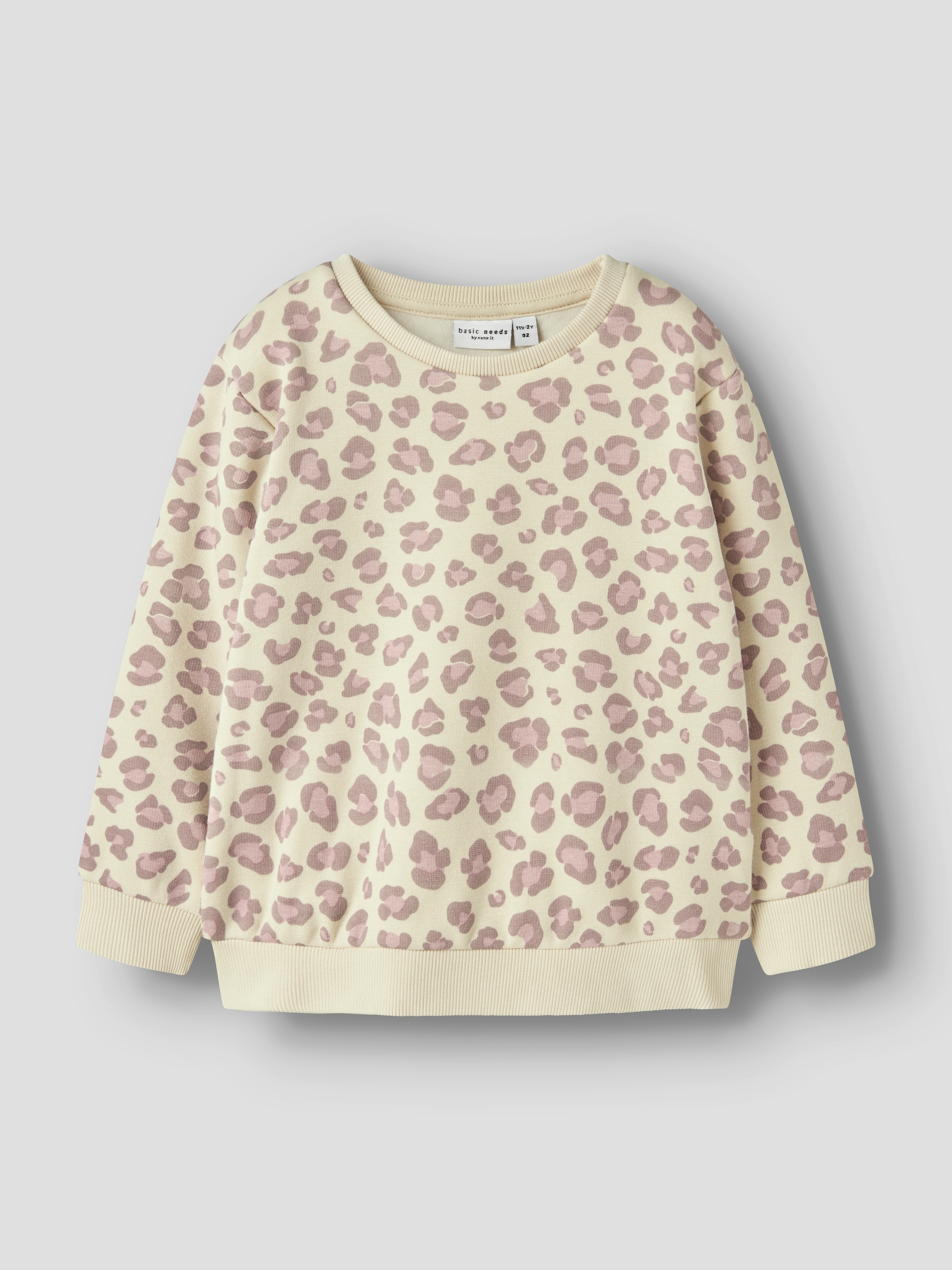 Image of Name It Sweatshirt "NMFDAVINA LS SWEAT FLEECE BRU NOOS", in klassischer Form und mit tollem Alloverprint