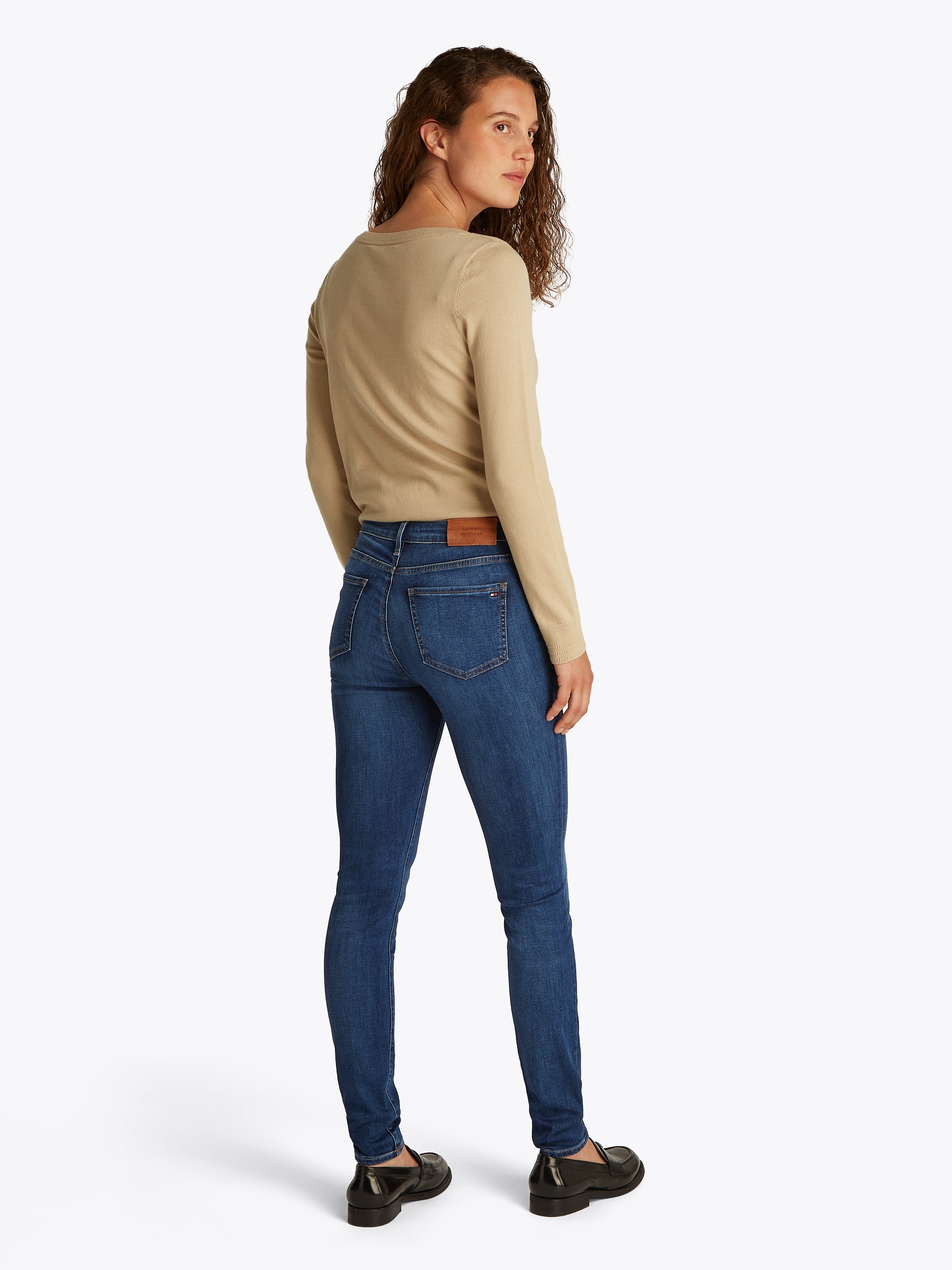 Tommy Hilfiger Skinny-fit-Jeans »COMO Skinny RW ACE mit Logo-Badge und knöchellangem Schnitt«, casual, skinny fit, Denim, normaler Bundabschluss