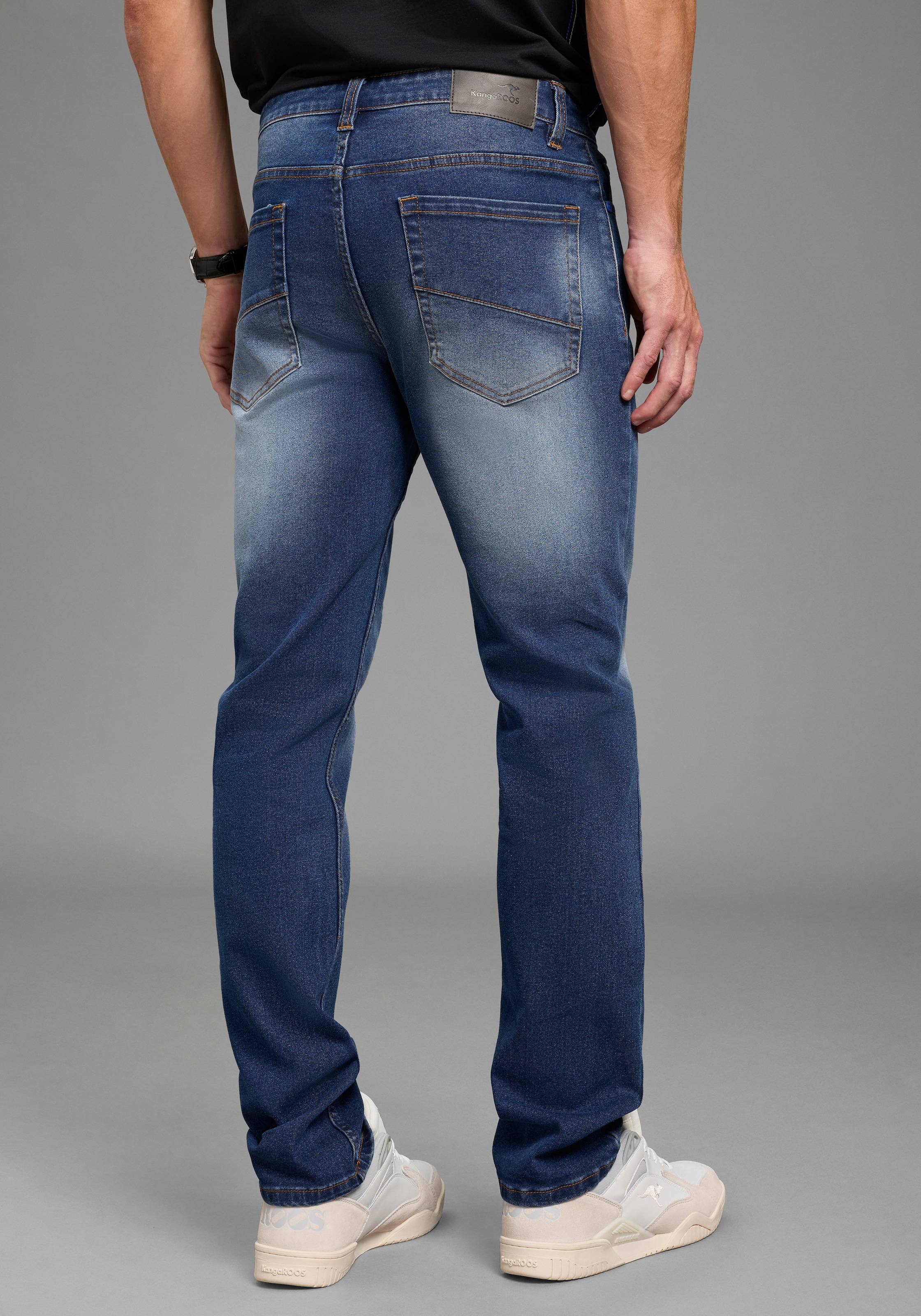 KangaROOS Jogg pants Straight-Fit, normale Leibhöhe, mit Knopf-Applikation