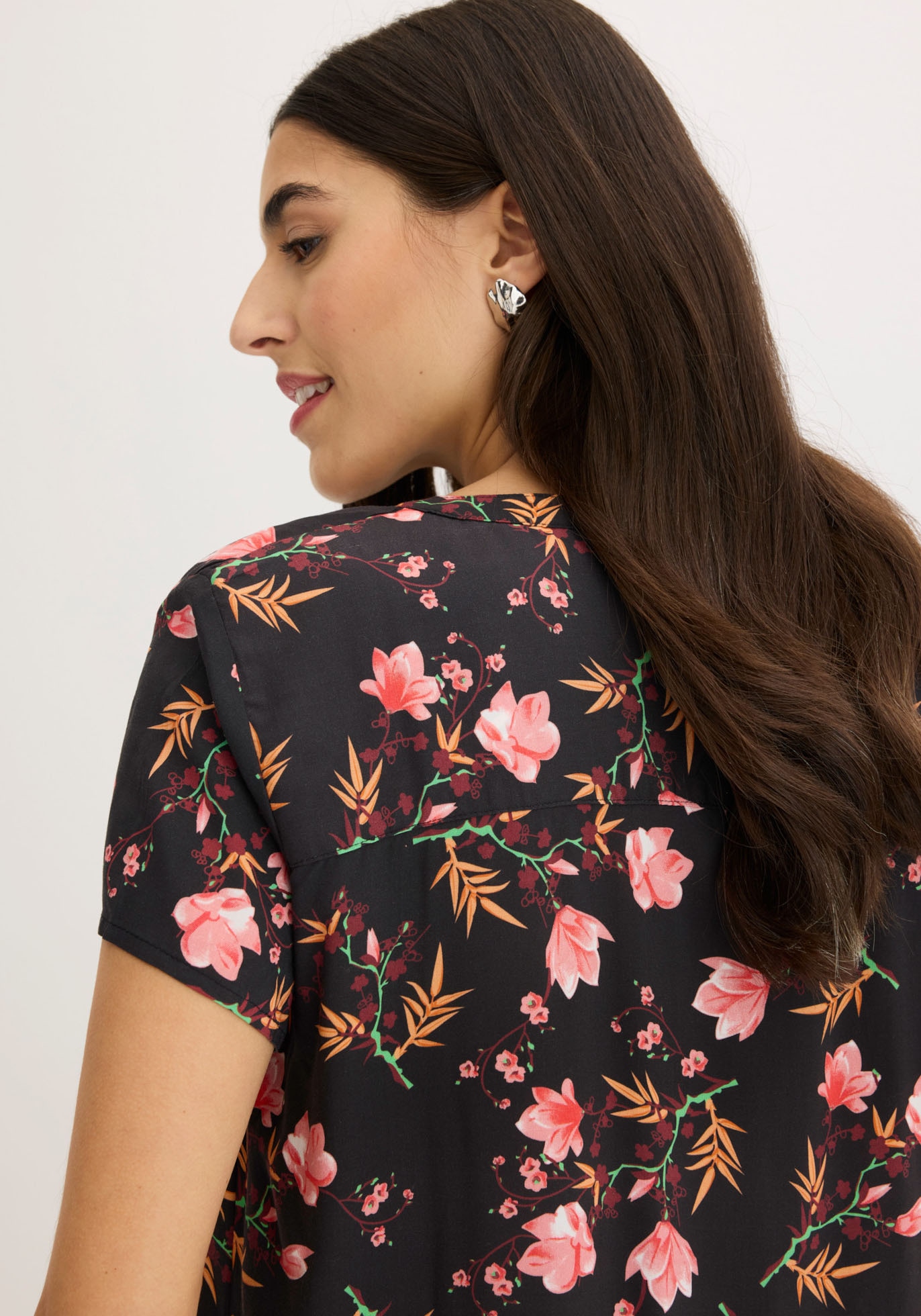 bonprix Blouse à manches courtes Regular Fit, für Businessmode, aus Viskose, feminin gestaltet