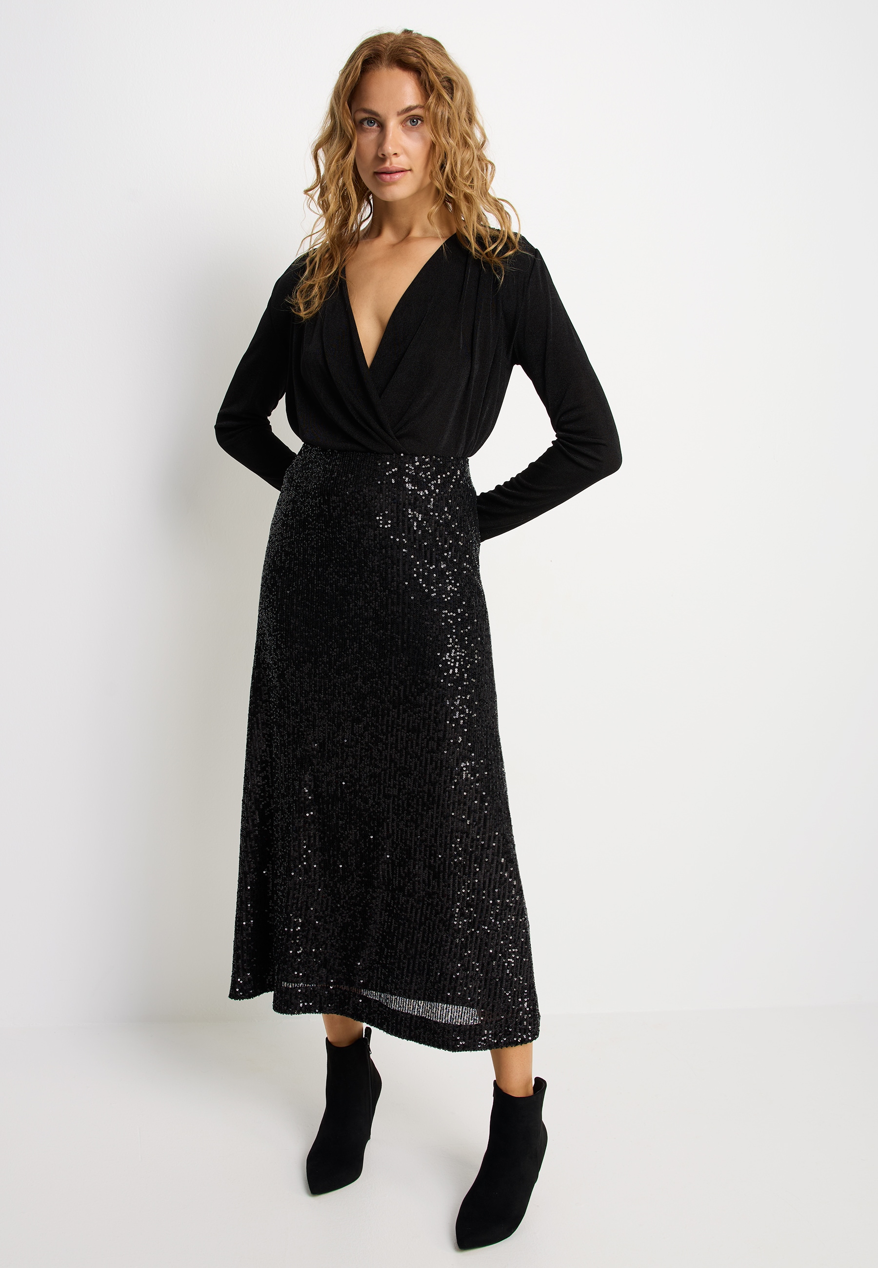 LASCANA Langarmshirt aus glänzender Qualität