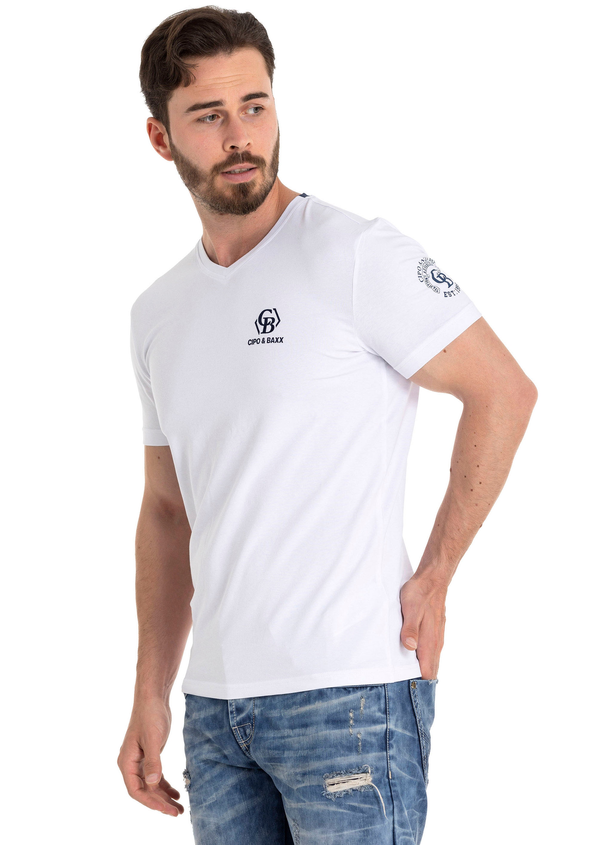V-Shirt, mit Markenlabel in Samt-Optik