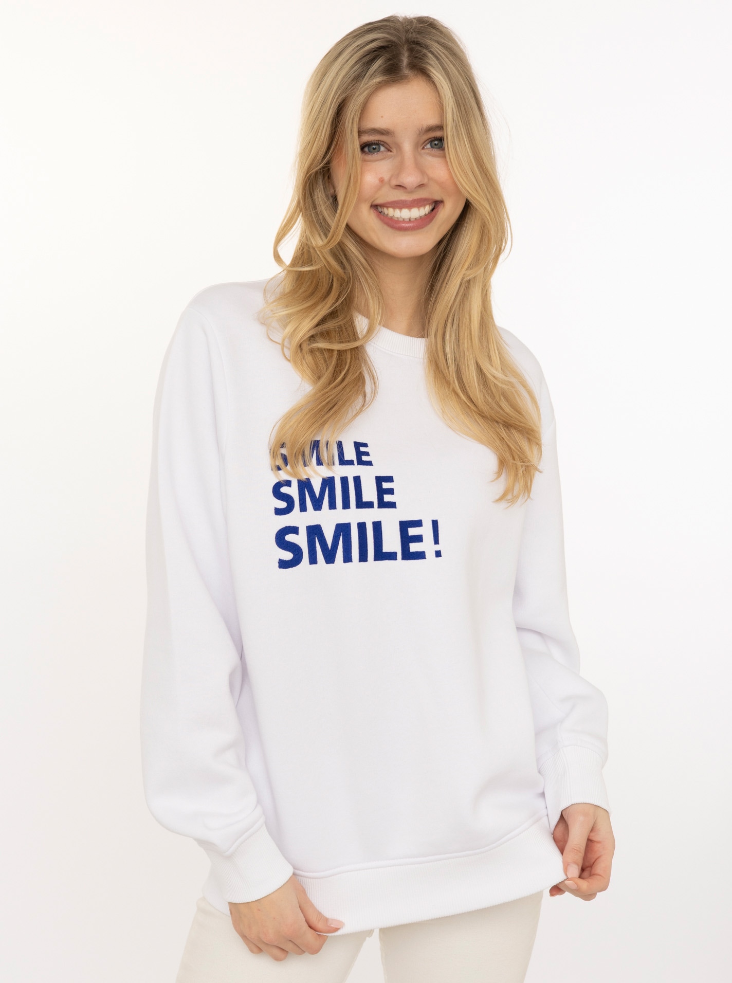Image of Zwillingsherz Hoodie ""Smile Smile Smile"", Rundhals, Stickerei in Neon, fröhliche Botschaft