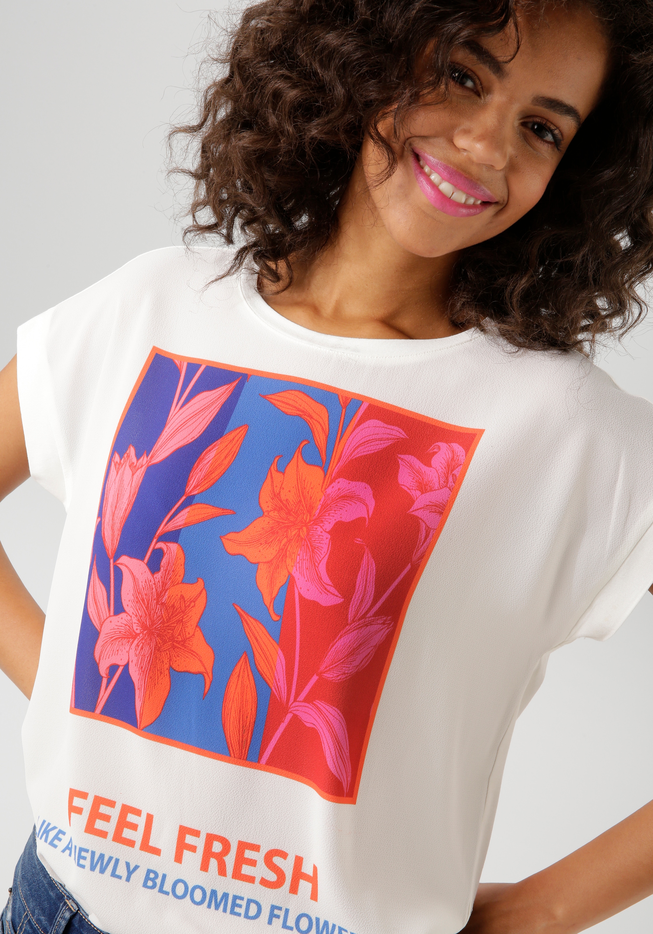 Aniston CASUAL Shirtbluse, mit kunstvollen Blumendruck und Statement-Schriftzug