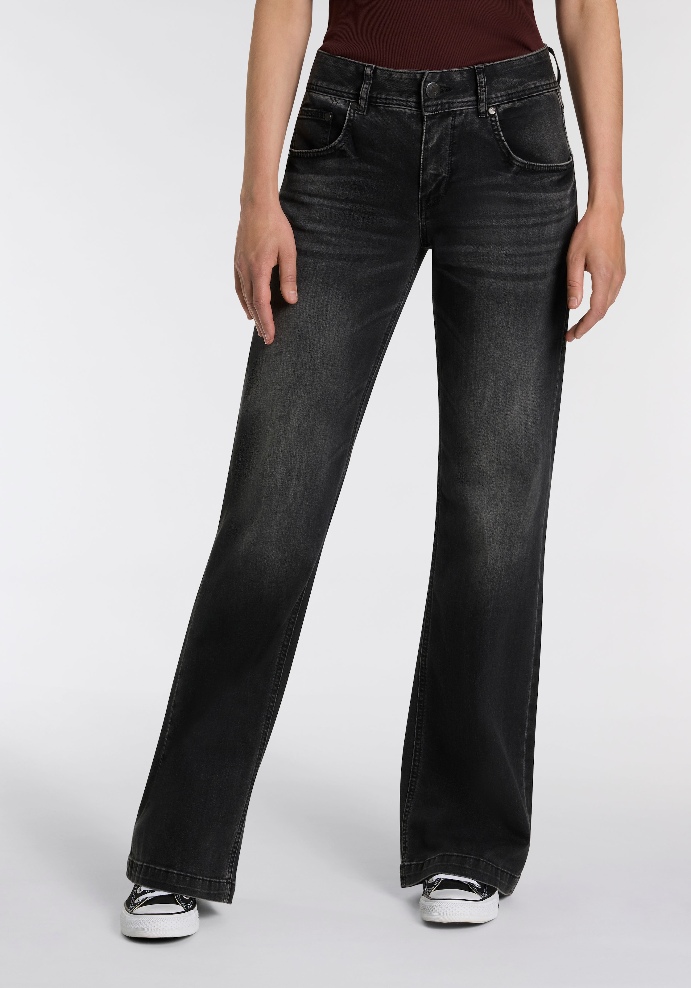 Image of Herrlicher 5-Pocket-Jeans "Edna Denim Black Light" Flared Fit mit Abnähern