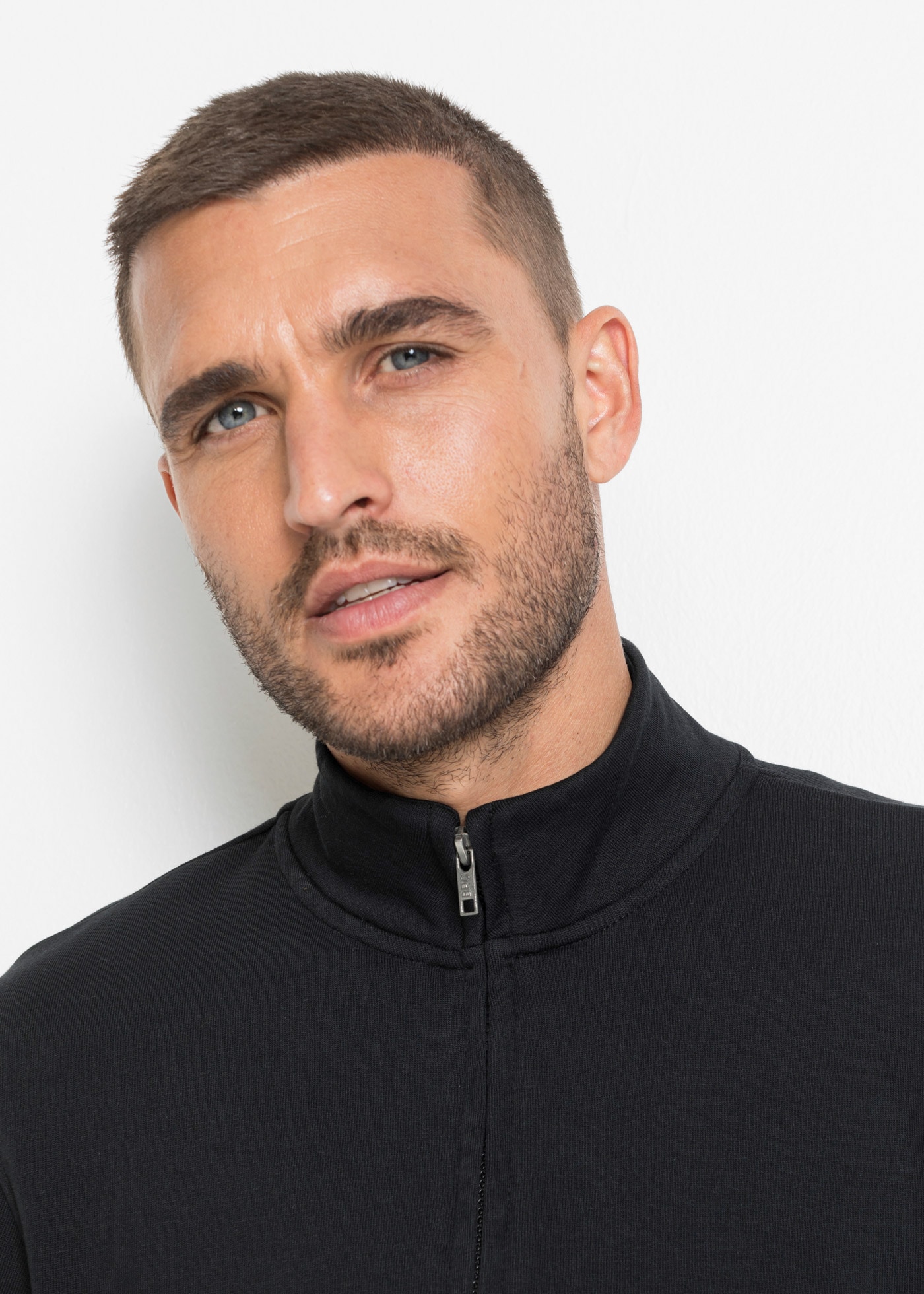 bonprix Veste sweat »Sweatjacke mit Stehkragen« avec col montant, intérieur en sweat doux brossé, regular fit