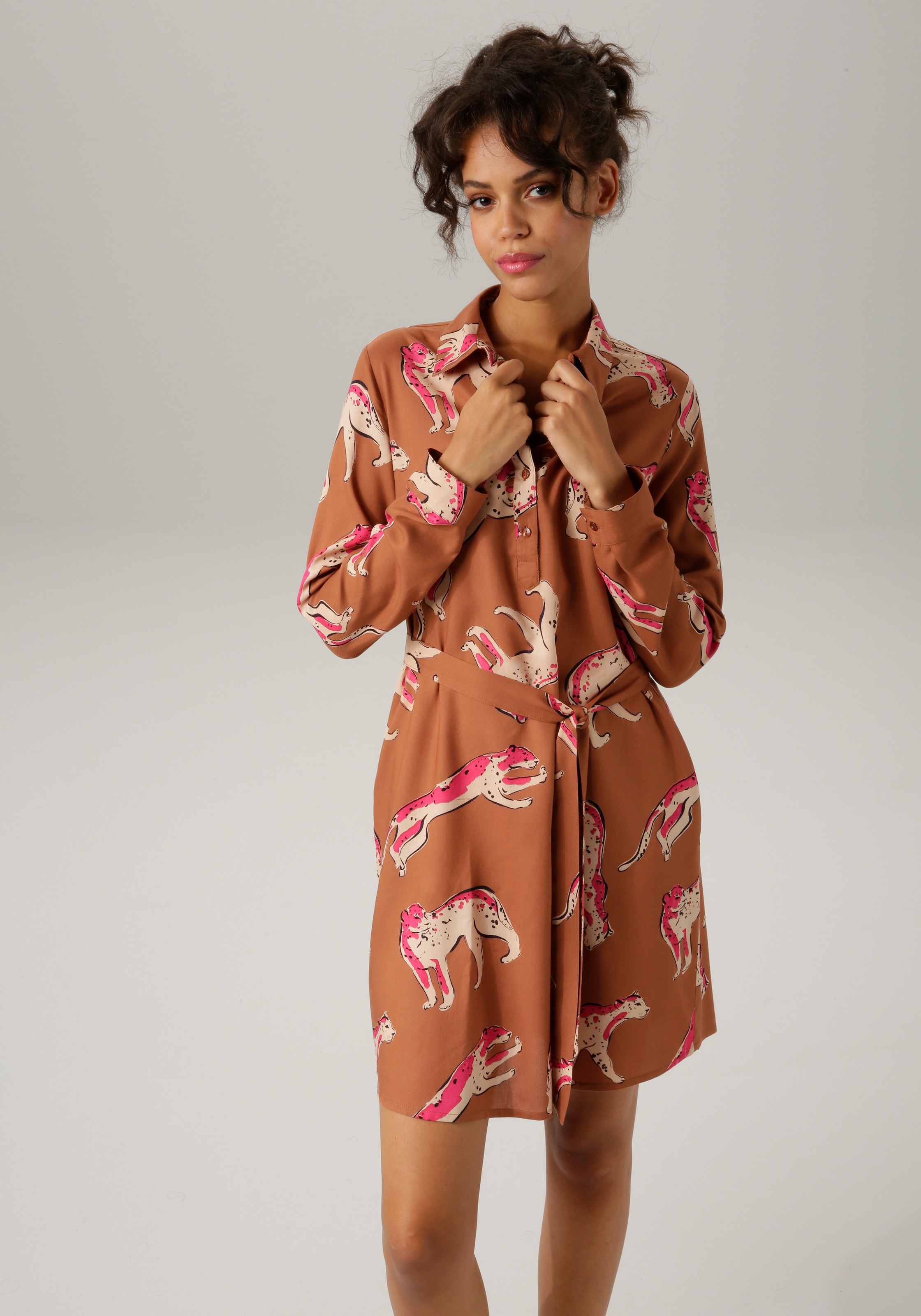 kaufen Bindegürtel), ♕ (mit Aniston bedruckt CASUAL Blusenkleid, versandkostenfrei mit Raubkatzen kunstvollen