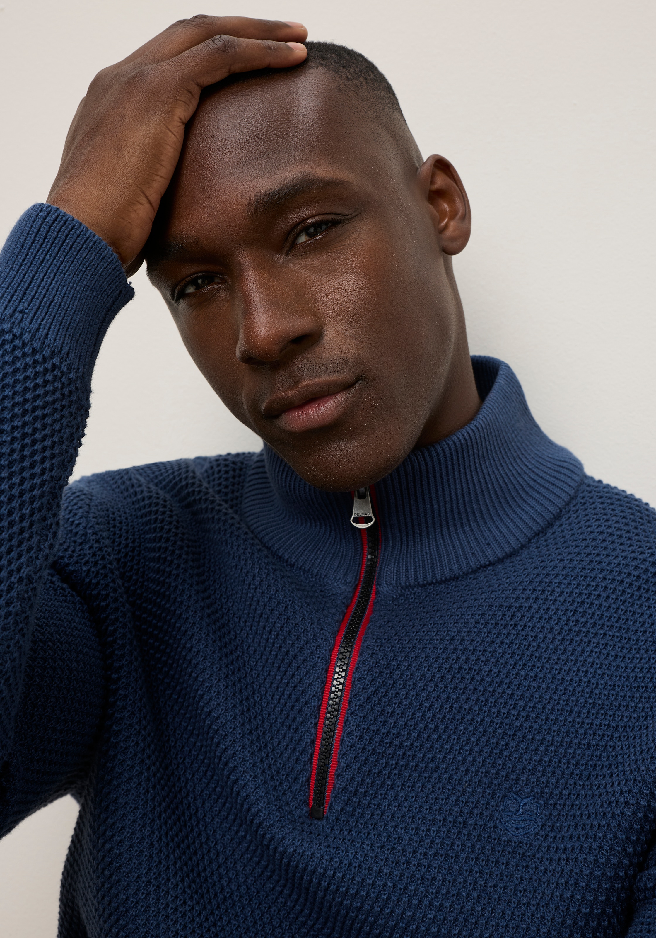 DELMAO Troyer »Neue Kollektion! Highlight Kontrast- Reissverschluss« aus Strickmaterial, Regular Fit, mit Label-Applikation