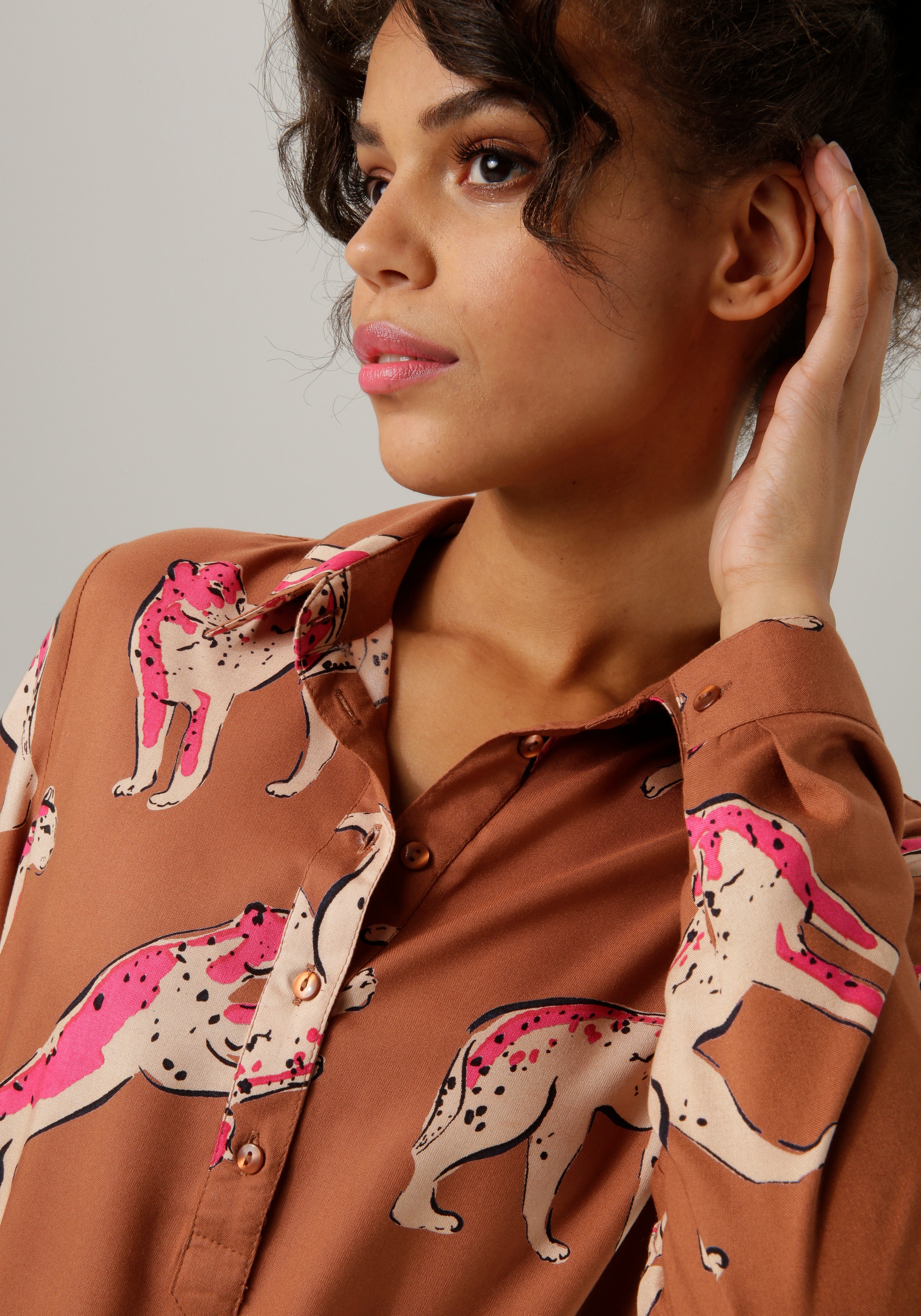 ♕ Aniston CASUAL Blusenkleid, (mit Raubkatzen versandkostenfrei Bindegürtel), bestellen mit bedruckt kunstvollen