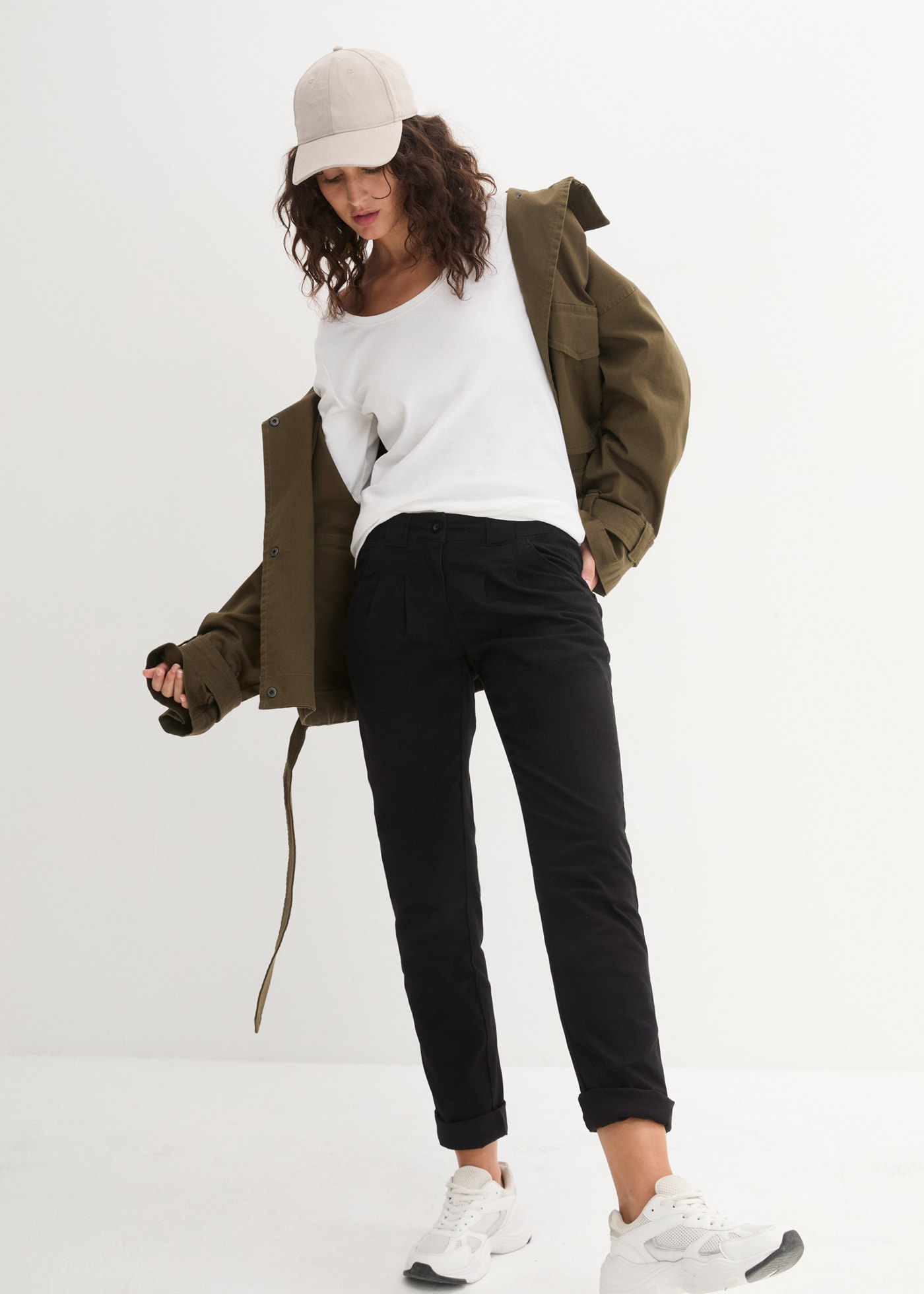 bonprix Chinos  schmale Form, mit Bundfalten und praktischen Taschen