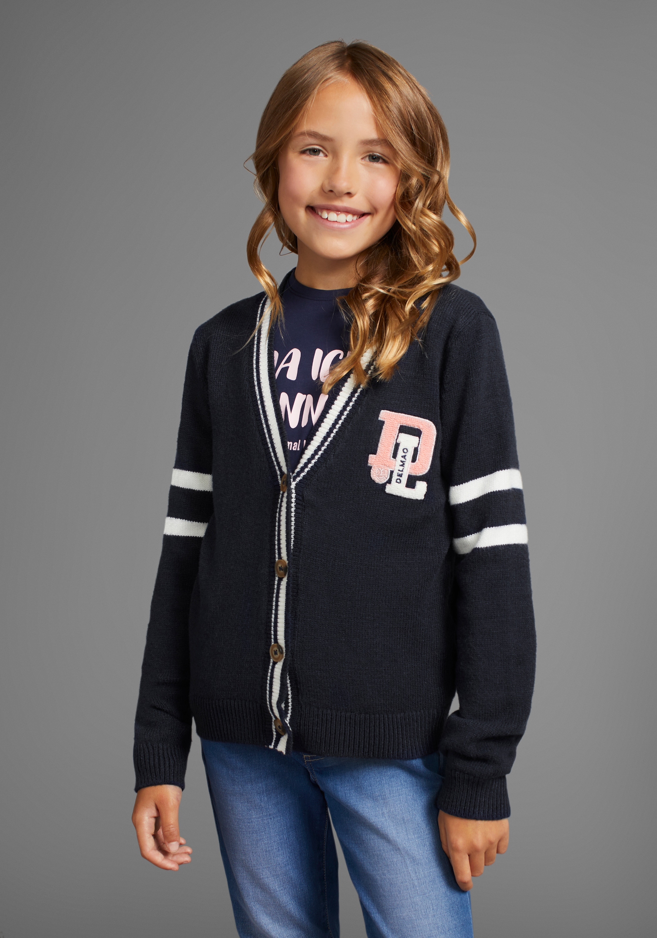 Image of DELMAO Strickjacke "im Collegestyle mit Badge" Trendiger Style für Mädchen