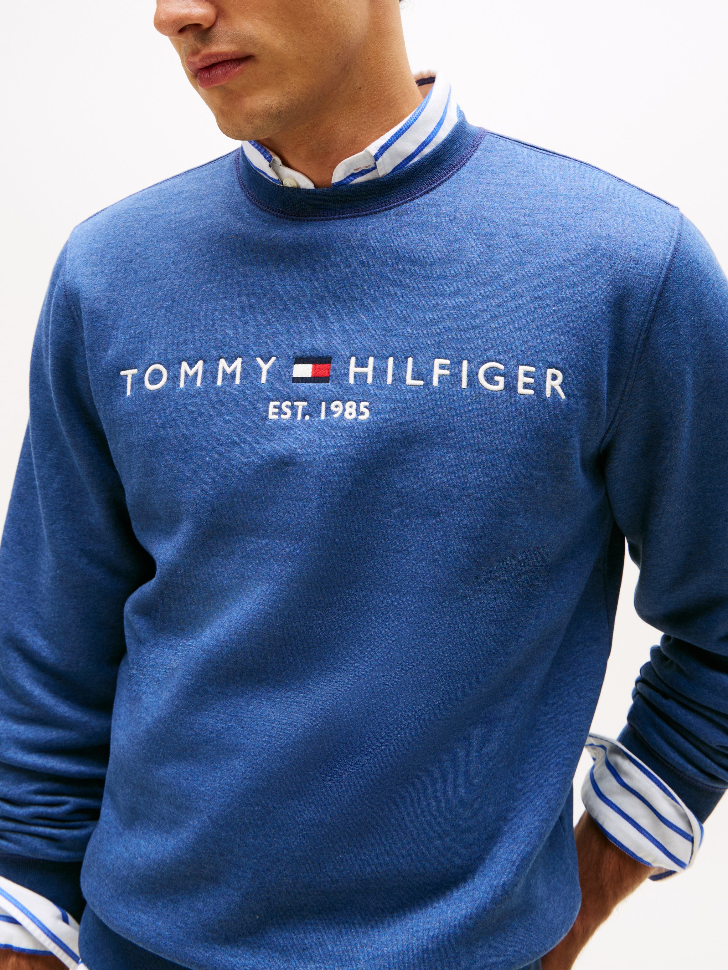 Tommy Hilfiger Sweatshirt »TOMMY LOGO SWEATSHIRT mit Rundhals und Stickerei«, unifarben, casual, regular fit, Baumwollmix, Rundhals