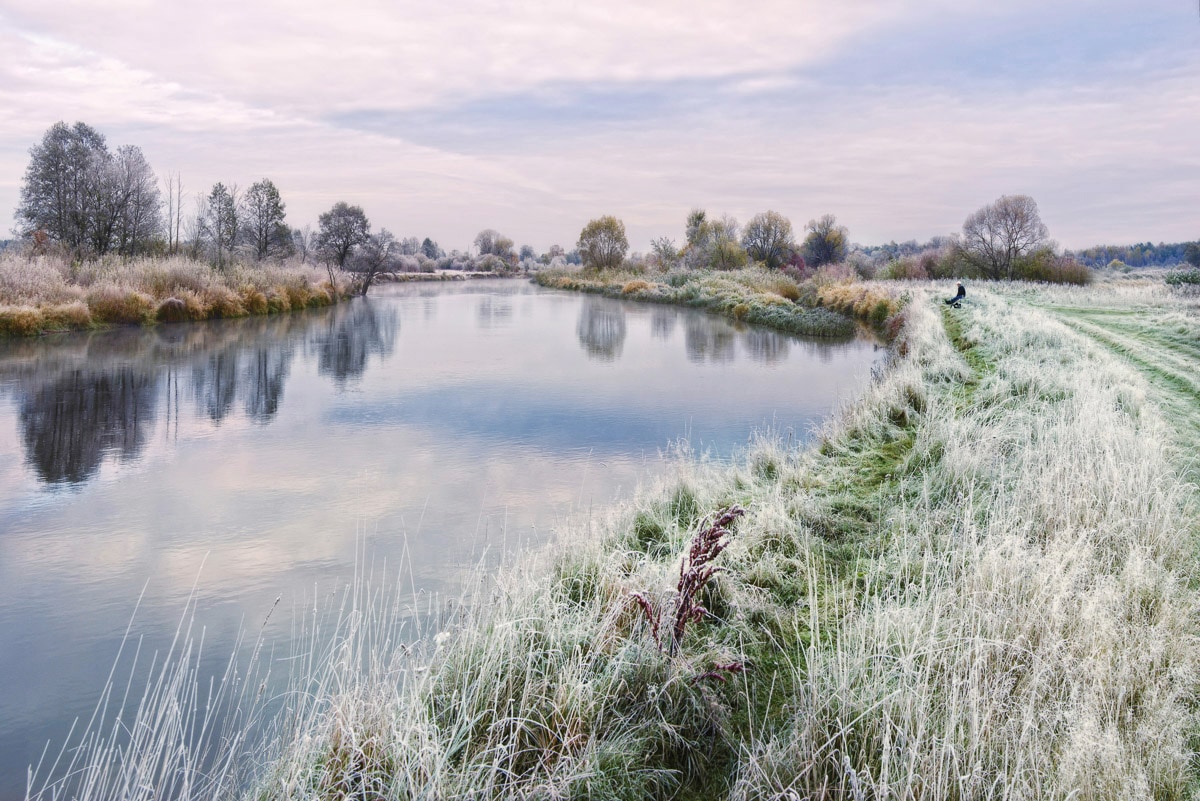 Image of Papermoon Fototapete "Fluss durch Schneelandschaft"