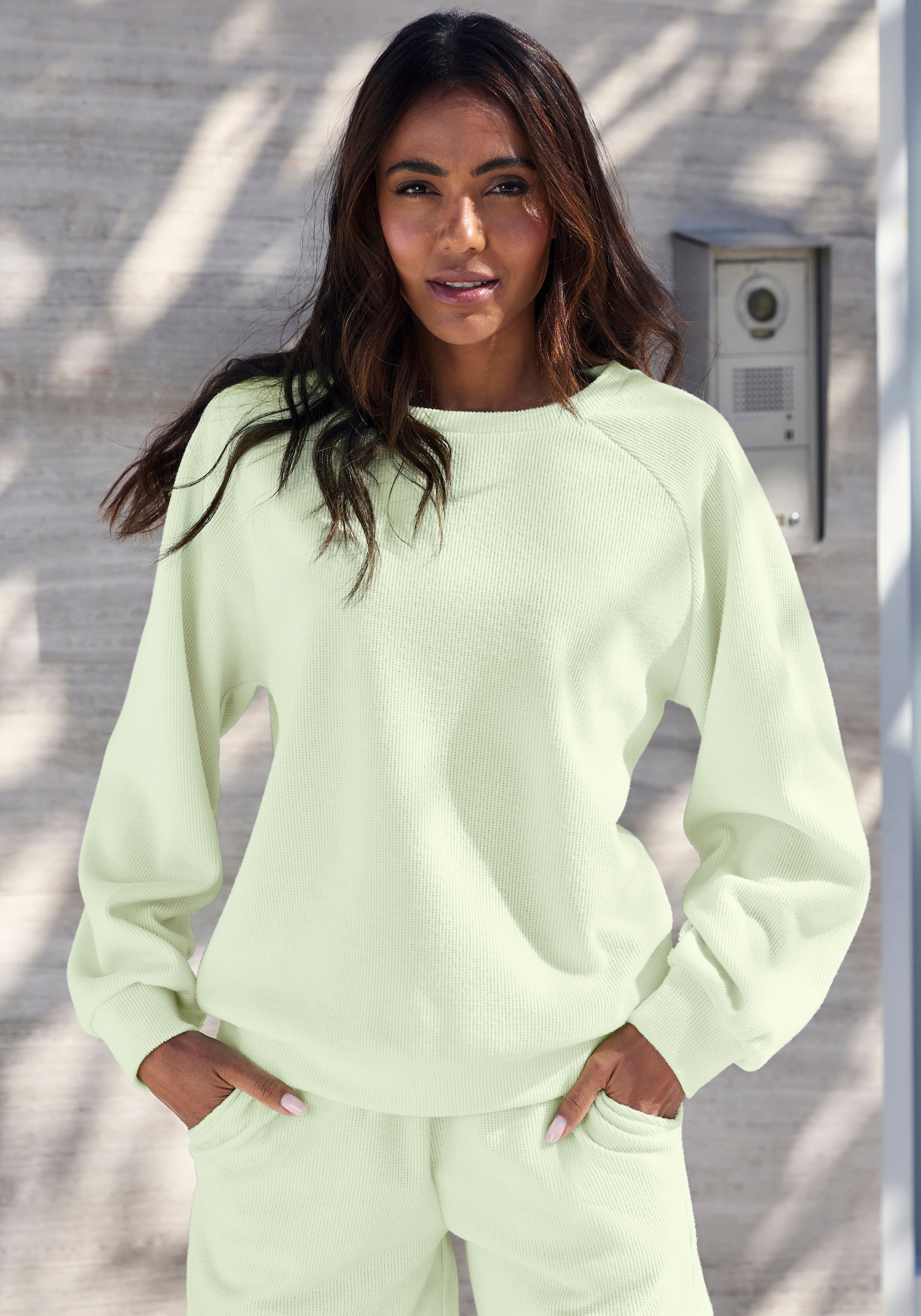 LASCANA Sweatshirt, in modischer Piqué-Optik