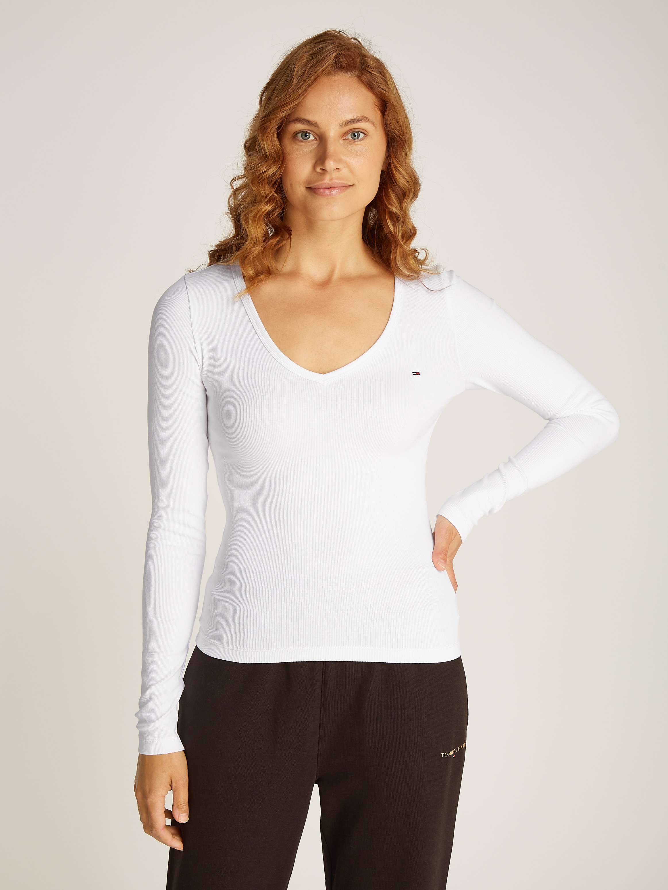 Langarmshirt »TJW SLIM ESSENTIAL RIB V LS«, mit Logostickerei