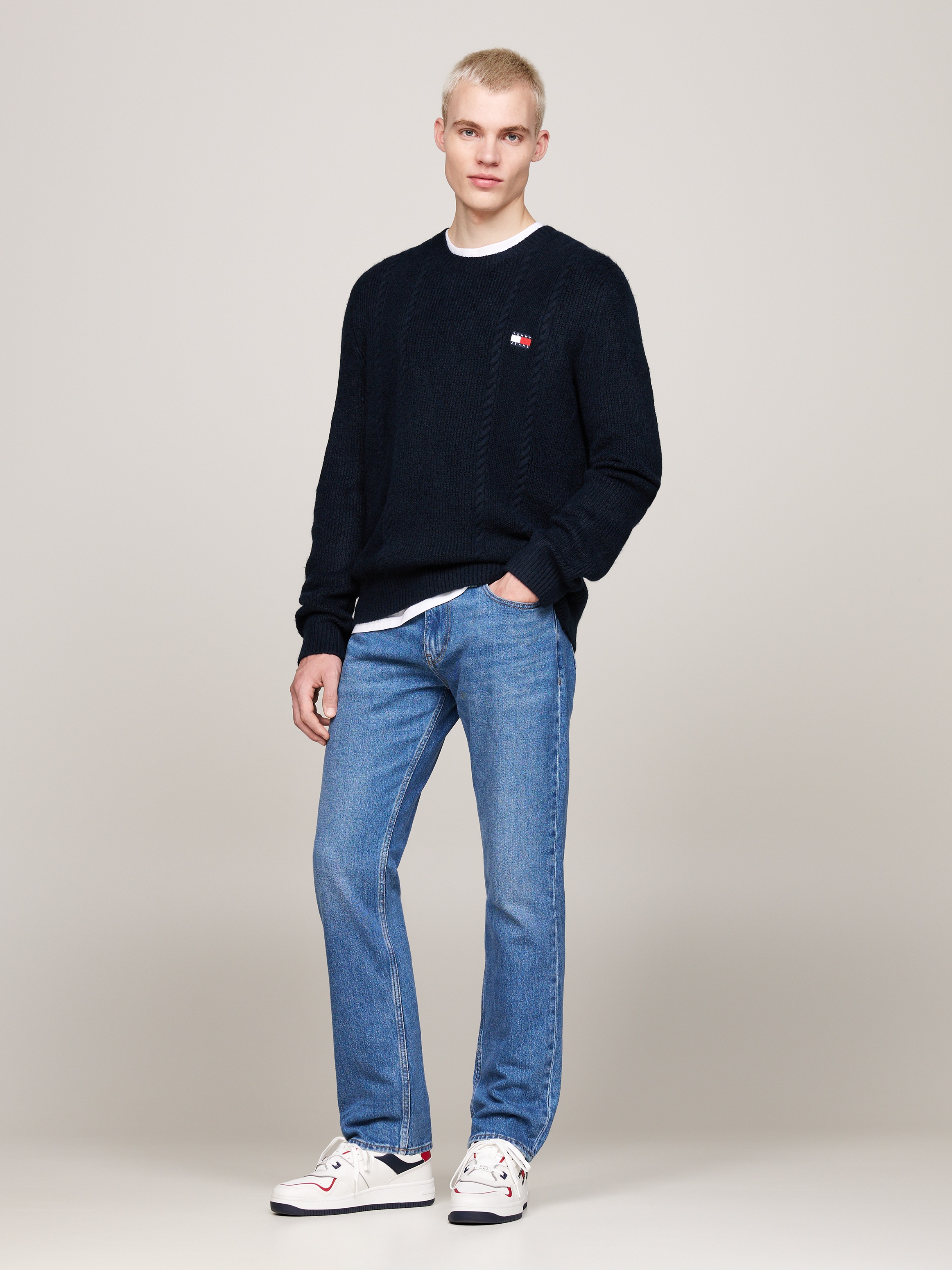 Tommy Jeans Sweatshirt »TJM SLIM CABLE KNIT CNECK«, mit bestickten Markenlogo, Strickmuster