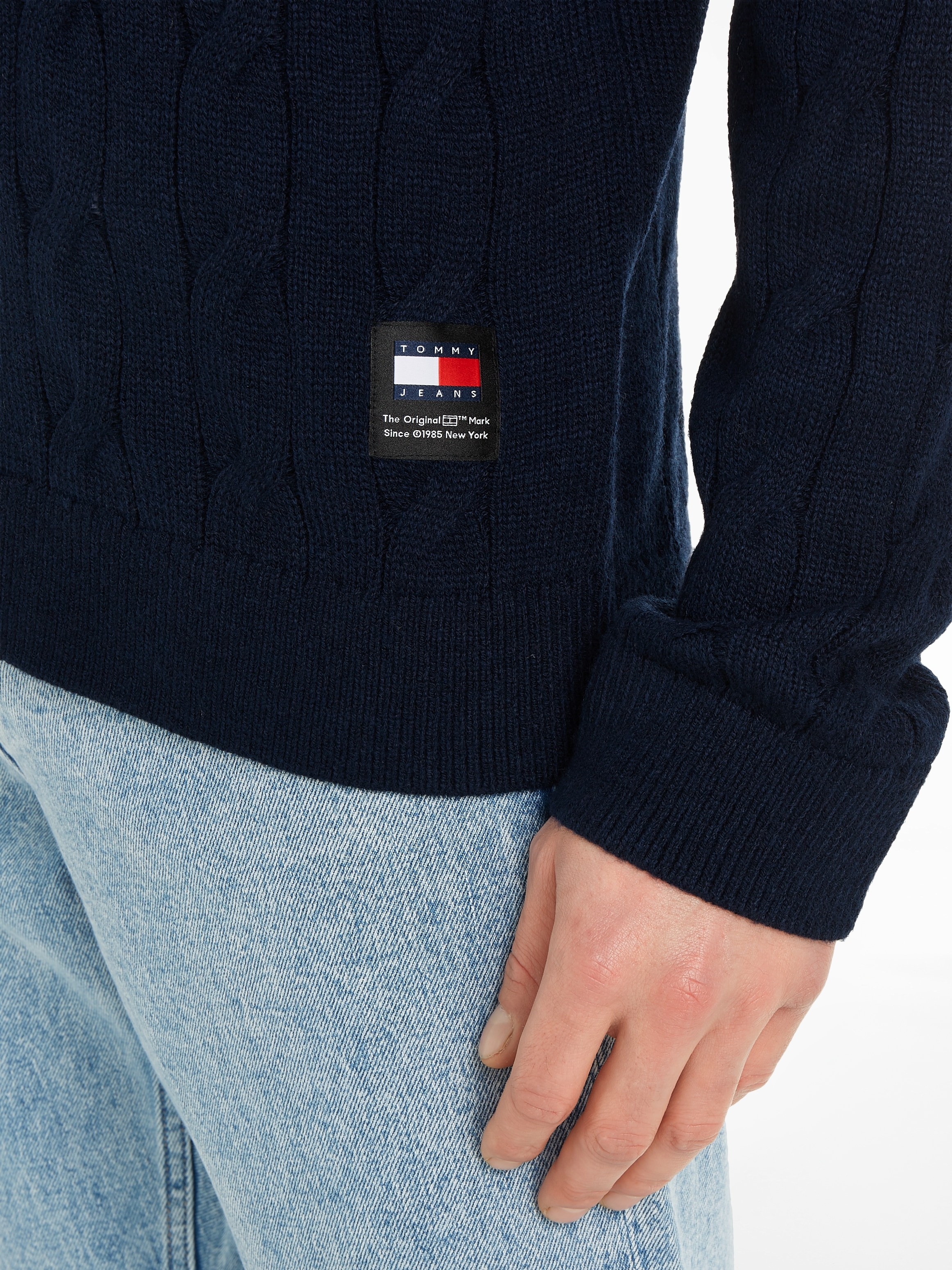 Tommy Jeans Strickpullover »TJM REG V-NECK CABLE SWEATER«, mit zartem Zopfmuster