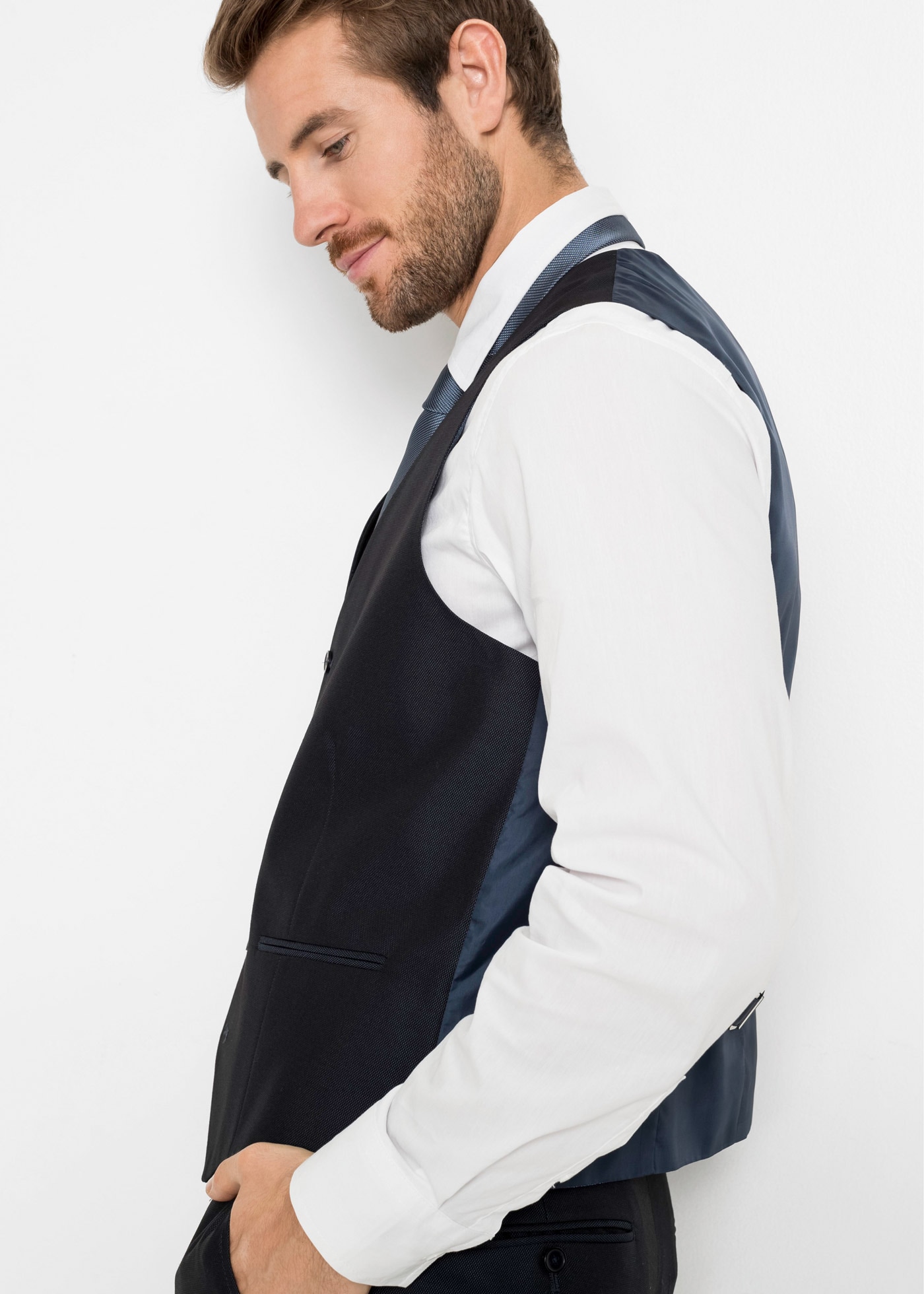 bonprix Costume Set, 4 tlg. coupe régulière bestehend aus Sakko mit Reverse, Weste, Flatfront-Hose und Krawatte
