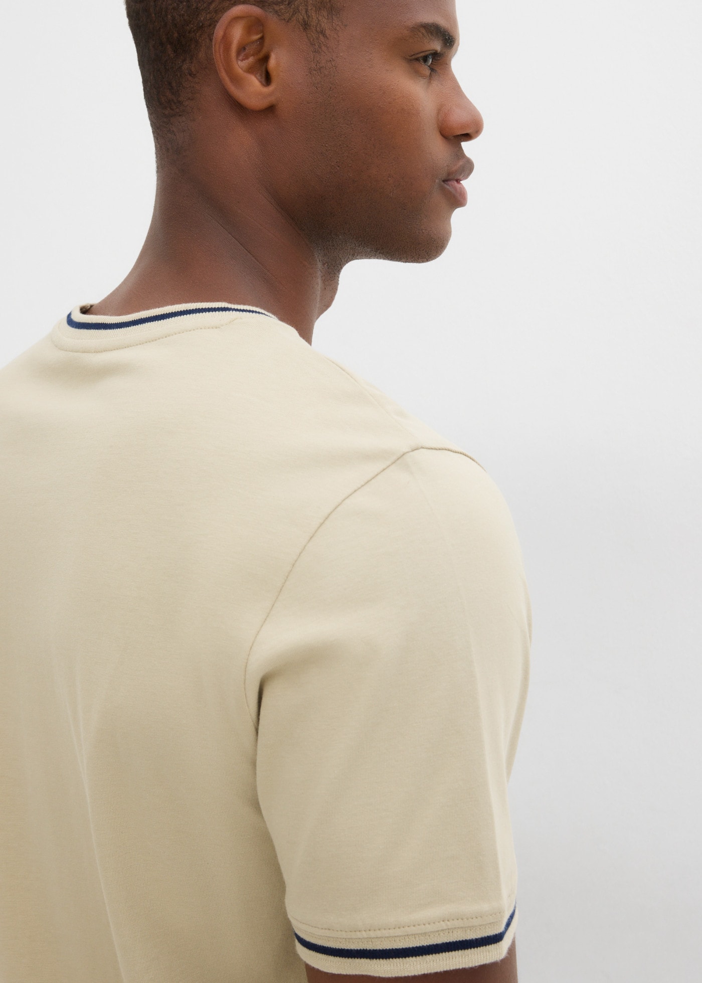 bonprix T-Shirt aus reiner Baumwolle, mit kleinem Kunstlederbadge, regular fit