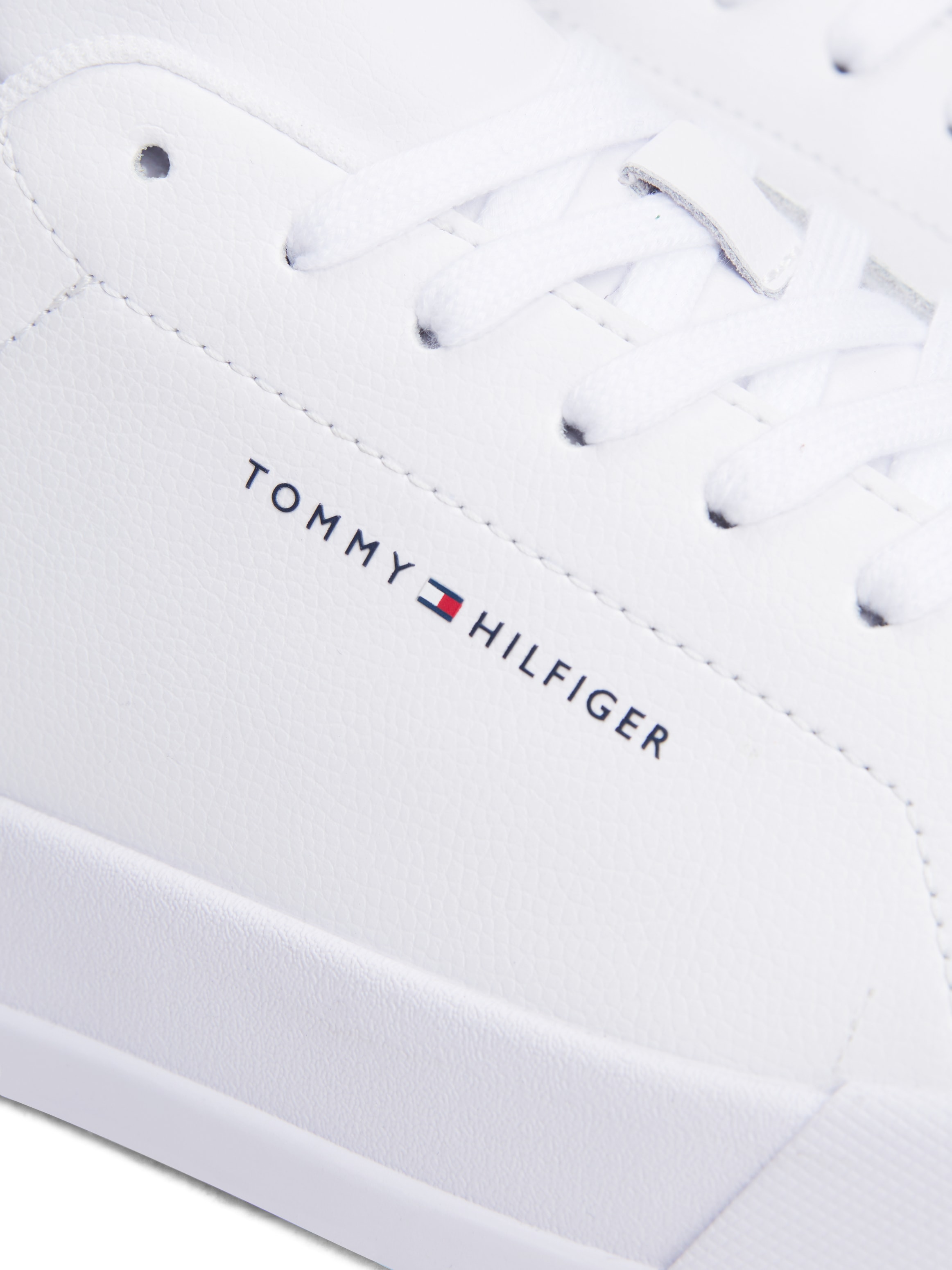 Tommy Hilfiger Sneakers »TH COURT LTH DETAIL ESS«  chaussure de loisirs, chaussure basse, chaussure à lacets avec inscription logo latérale