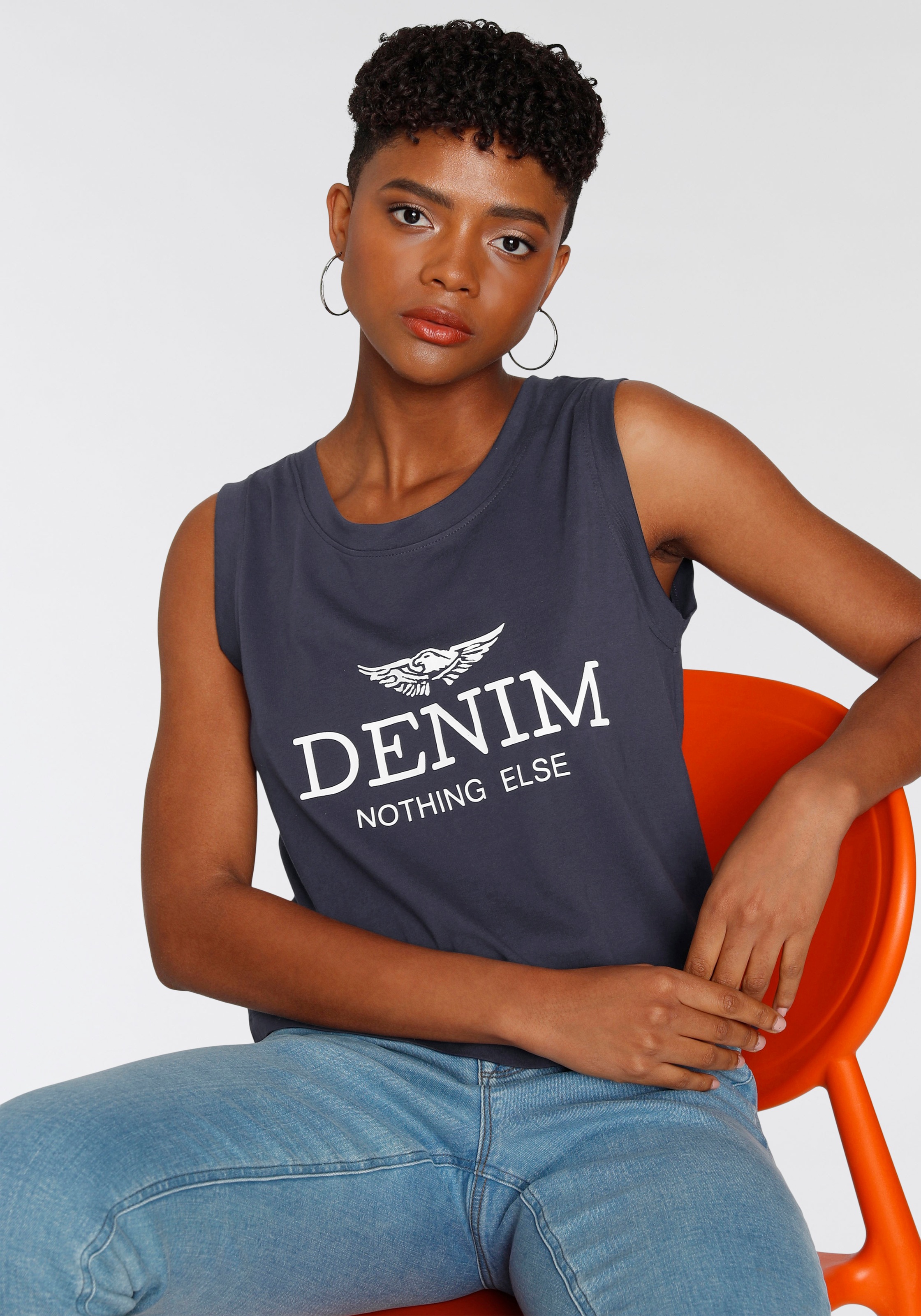 Image of Arizona Crop-Top, mit grossem "Denim" Statement Druck bei Ackermann Versand Schweiz