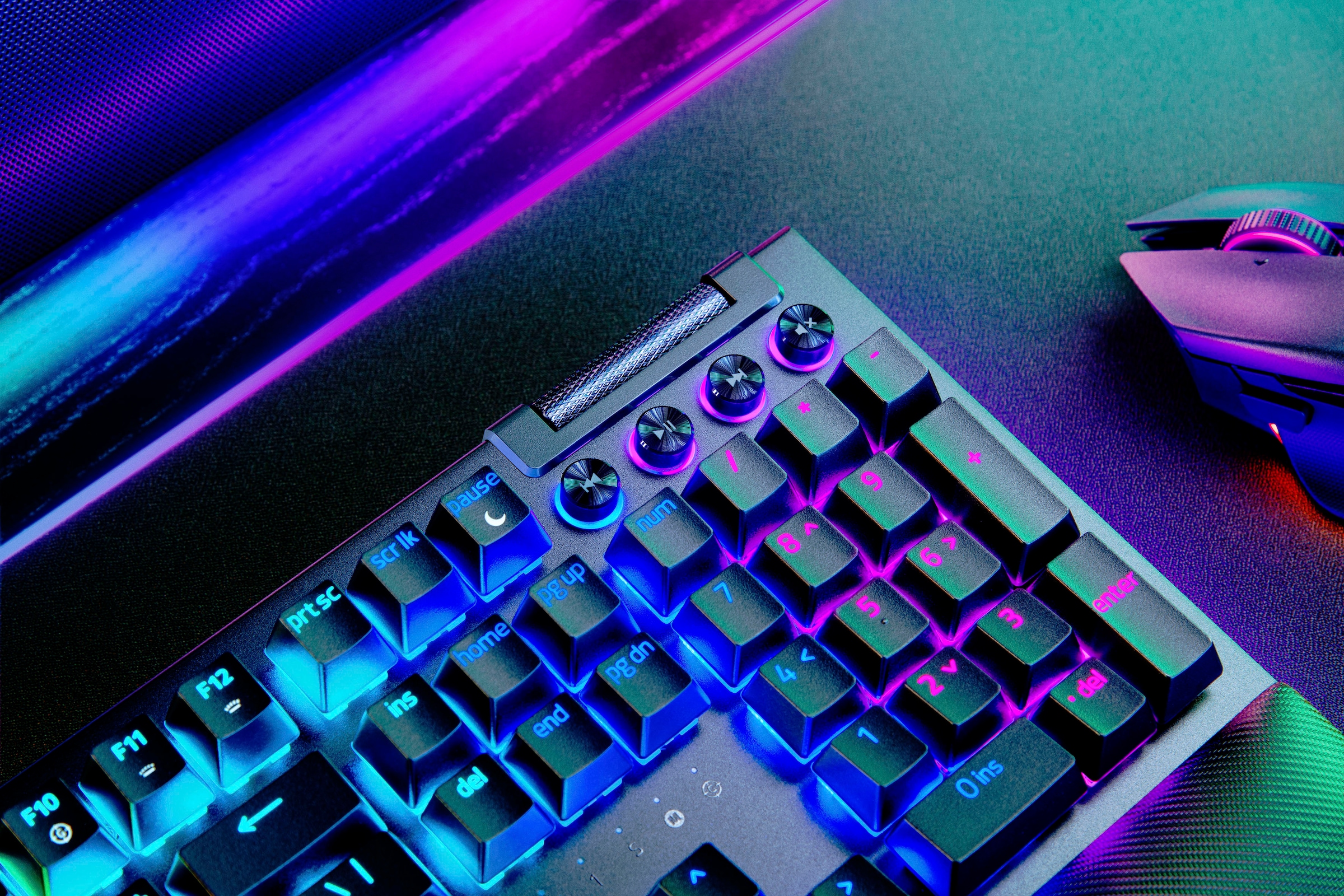 RAZER Gaming-Tastatur »BlackWidow V4 Pro Green Switch«, (Fn-Tasten-Gaming-Modus-Ziffernblock-Makrotasten-Multimedia-Tasten-Handgelenkauflage)