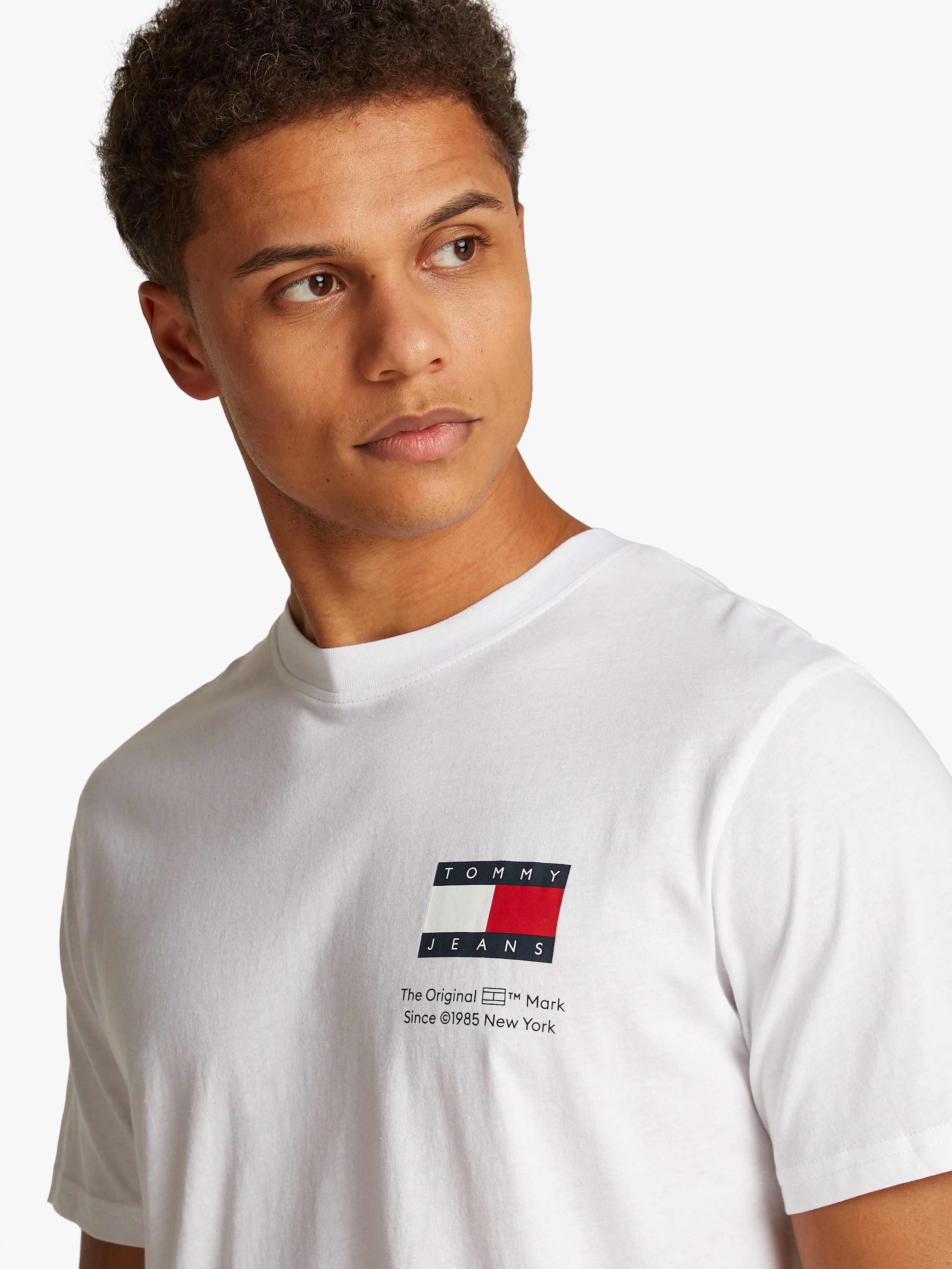 Tommy Jeans T-Shirt »TJM SLIM 2PACK S/S FLAG DNA TEE«, (Packung, 2er), mit grossem Logodruck auf der Brust
