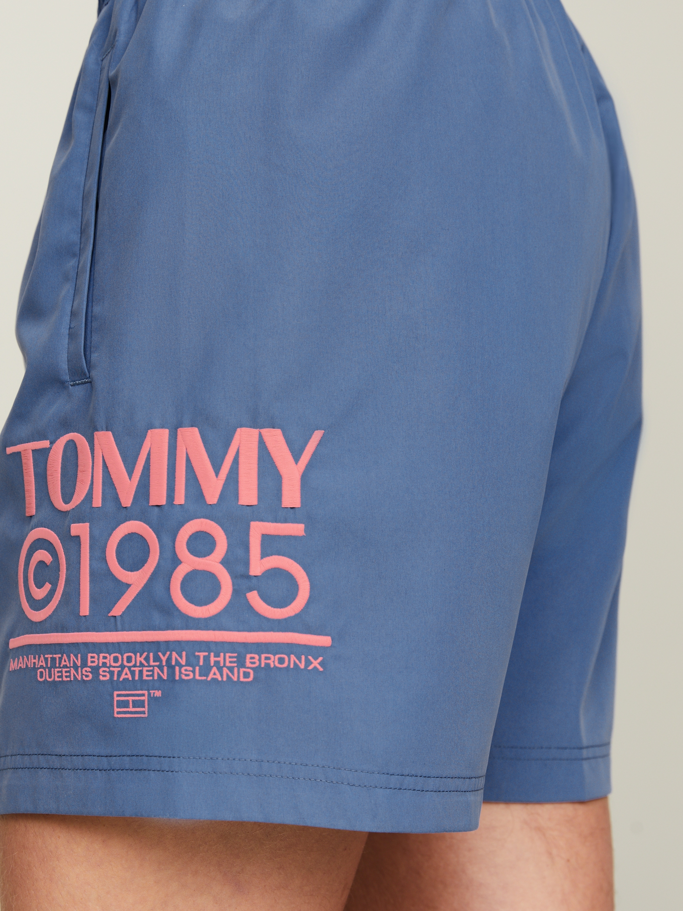 Tommy Hilfiger Swimwear Badeshorts »SF MEDIUM DRAWSTRING«, mit kultigem Logoschriftzug