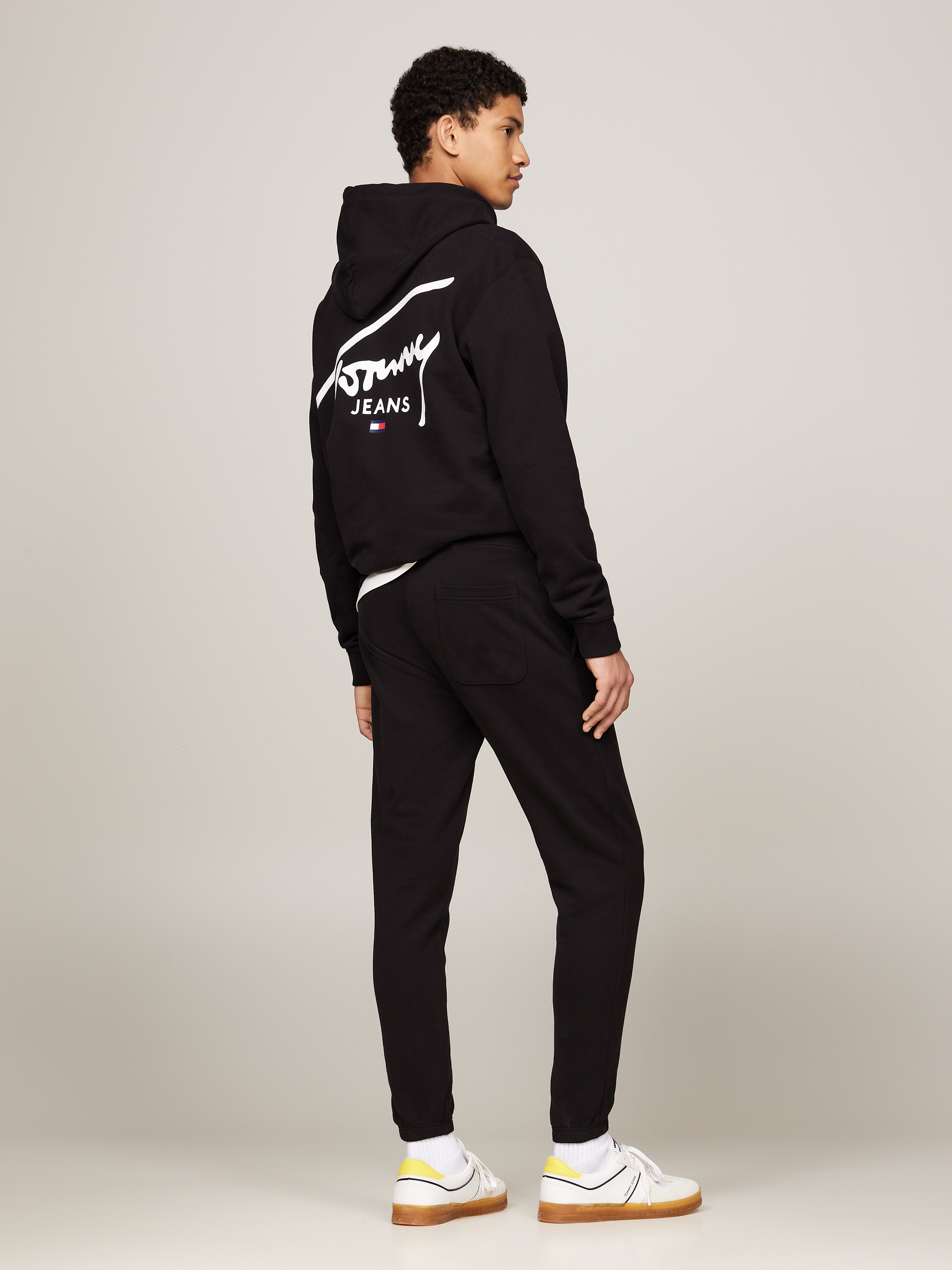 Tommy Jeans Jogginghose »TJM SLIM ENTRY GRAPHIC SWEATPANT«, mit Logoschriftzug