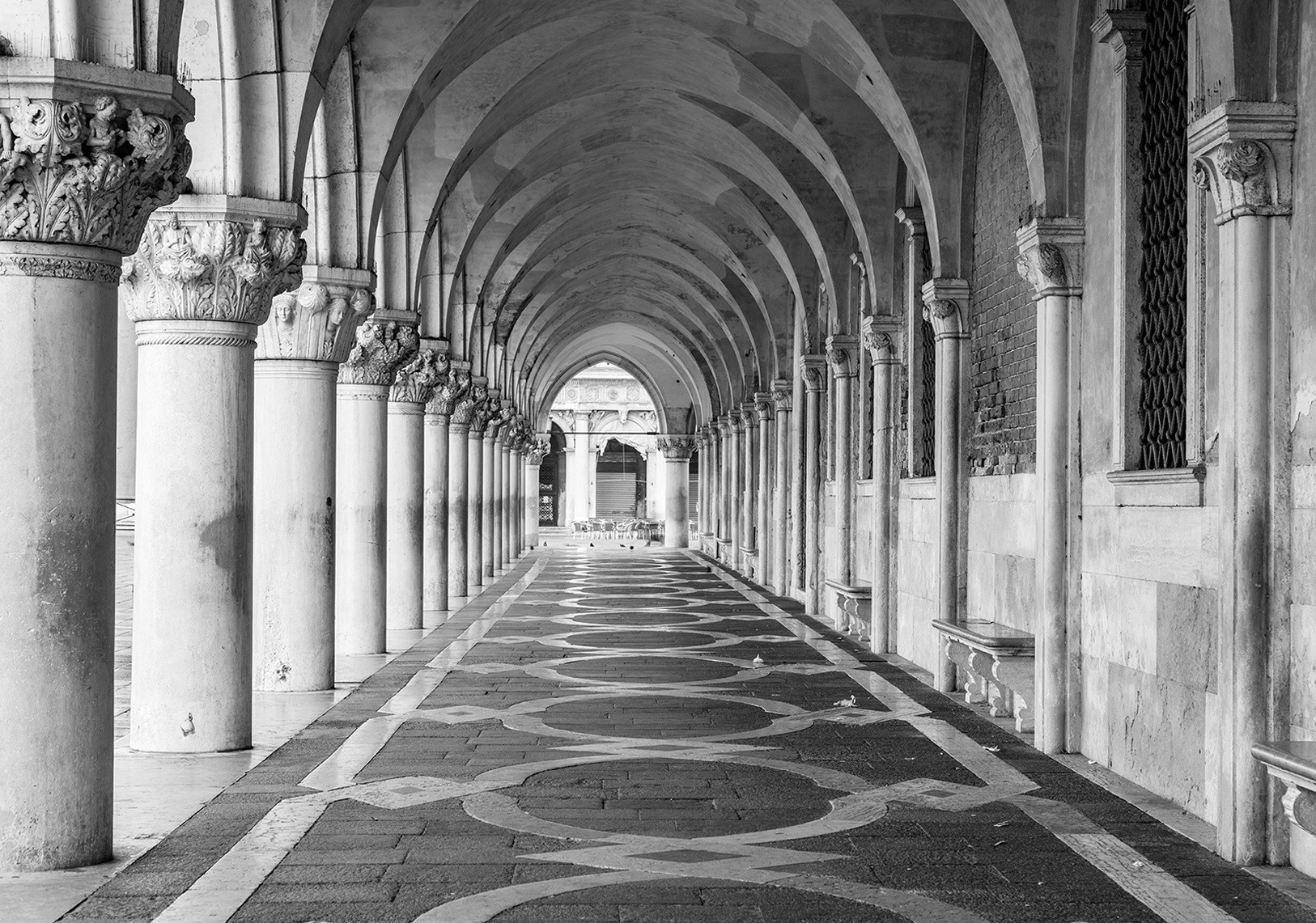 Image of Consalnet Vliestapete »KORRIDOR«, grafisch, in verschiedenen Grössen bei Ackermann Versand Schweiz