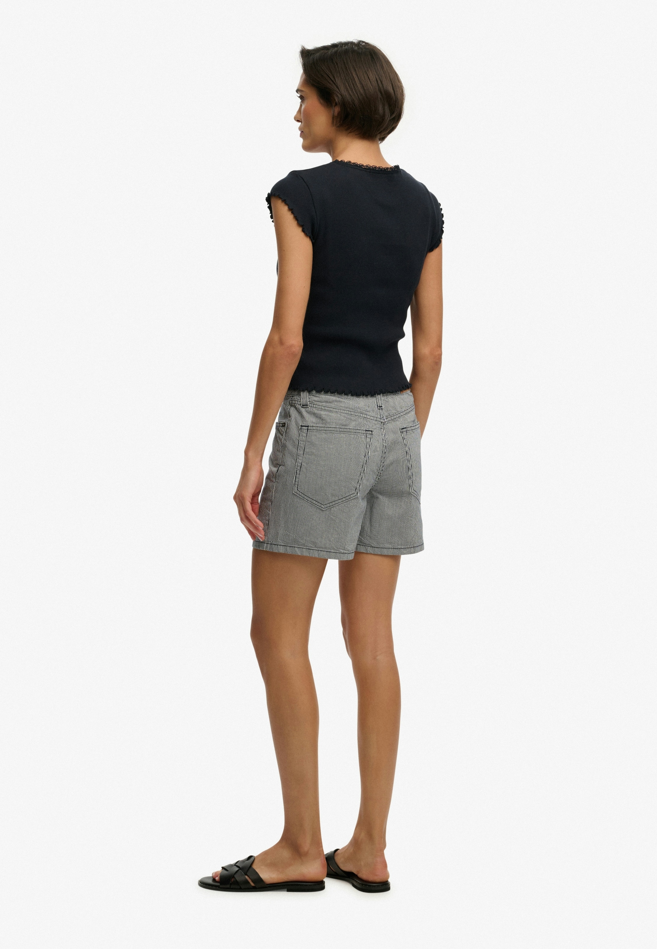 Superdry Jeanshotpants »MID RISE STRIPE SHORT« Slim Fit, aus Baumwolle, ca. Mitte Oberschenkel lang, mit 1-Knopf-Form