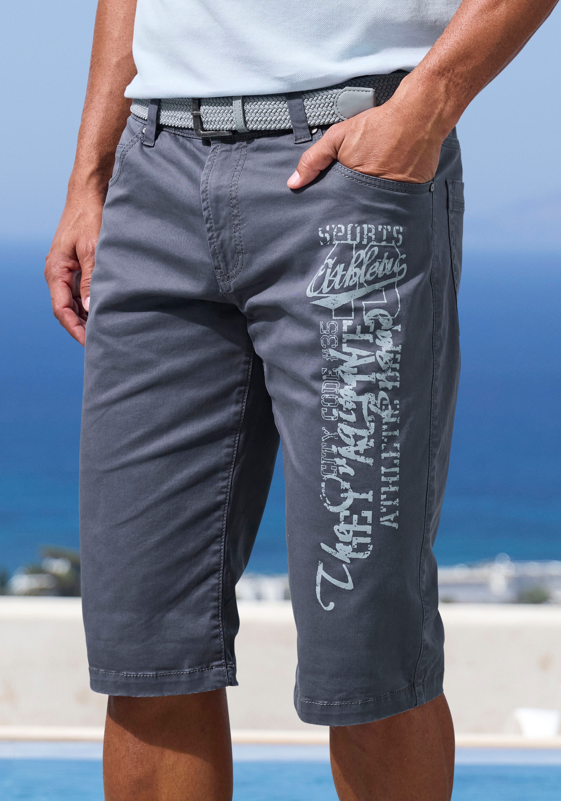 John Devin Bermudas »aus elastischer Baumwollmischung«, mit grossem Druck auf dem Bein, 3/4 Shorts